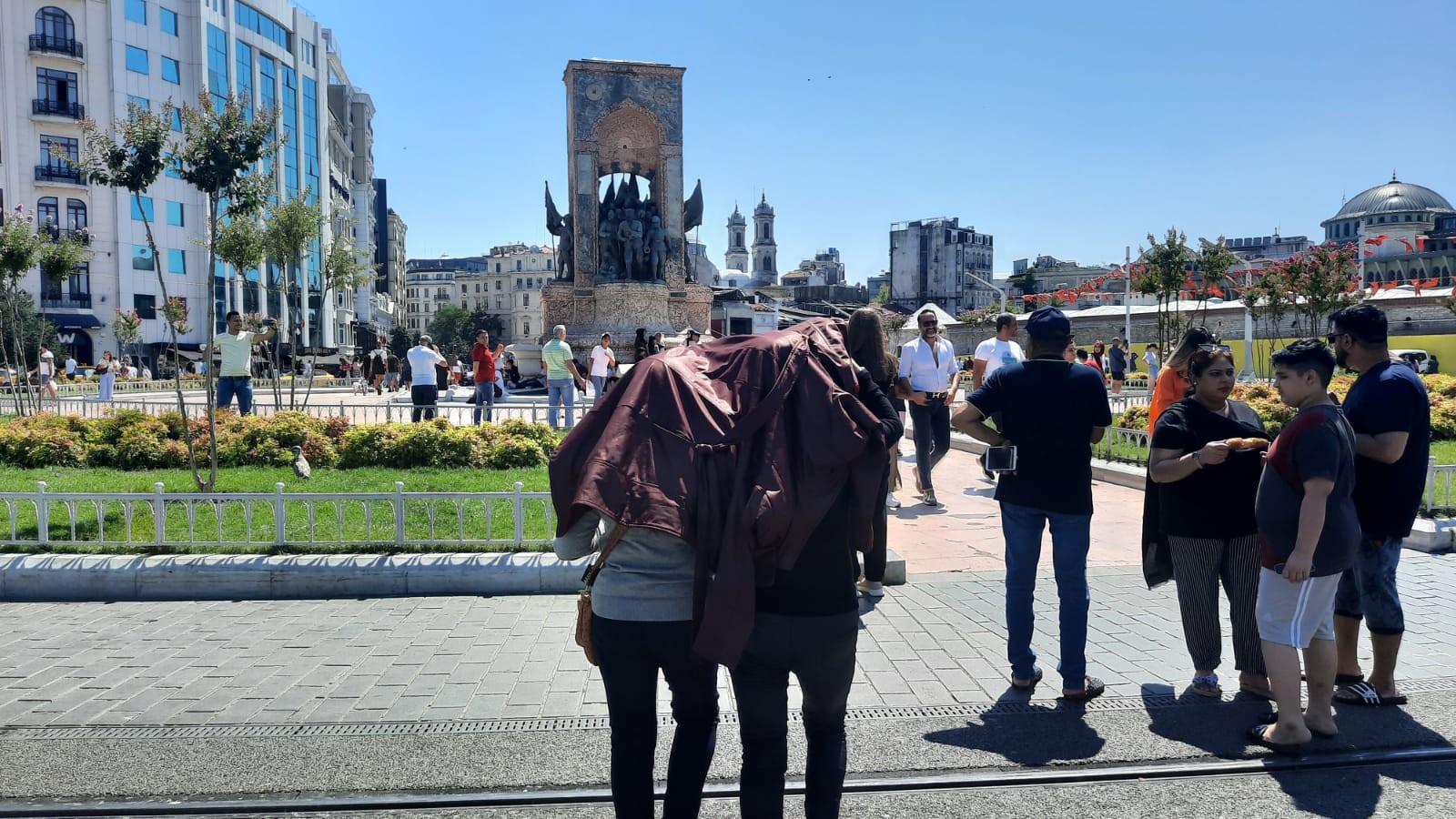 Taksim'de sıcaktan bunalan vatandaşlar serinlemek için çeşitli yollara başvurdu