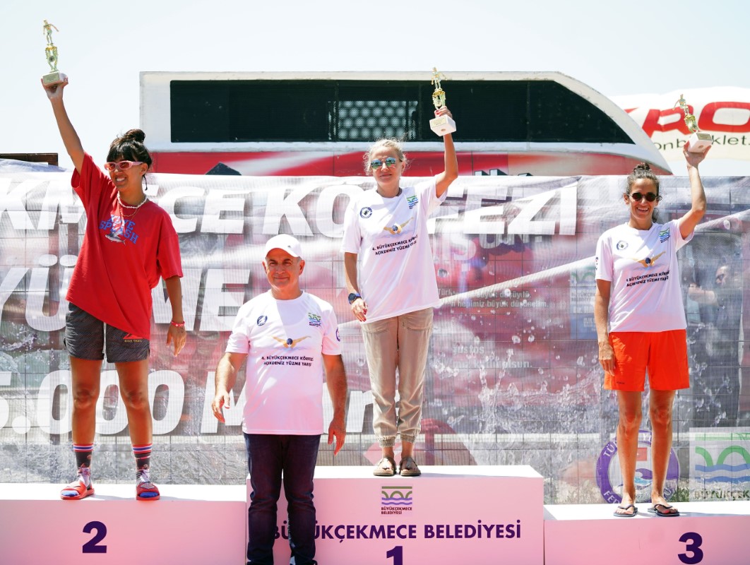 4. Büyükçekmece Körfezi Açık Deniz Yüzme Yarışı yoğun ilgi gördü