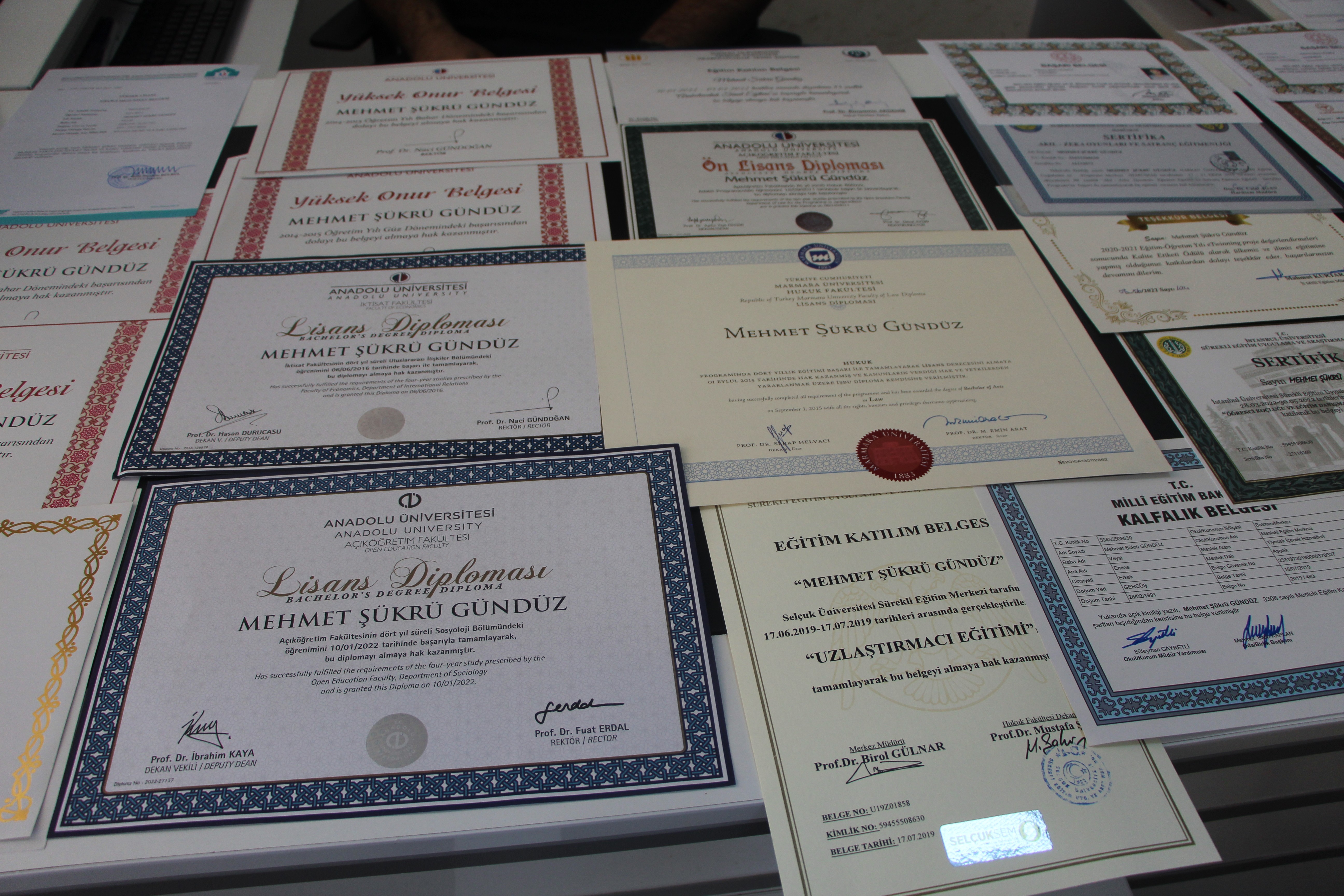 30 yaşında eğitim aşkı, 10 yılda 7 üniversite bitirdi