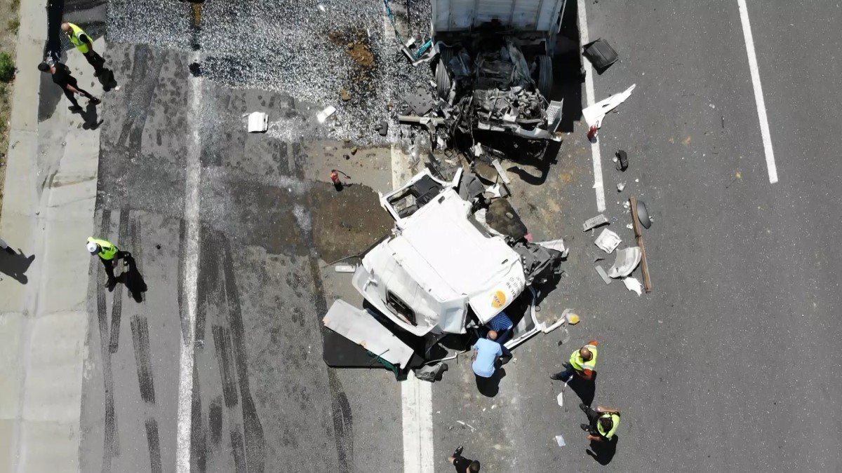 Kuzey Marmara Otoyolu'ndaki feci kazada kamyon ikiye bölündü: 1 ölü