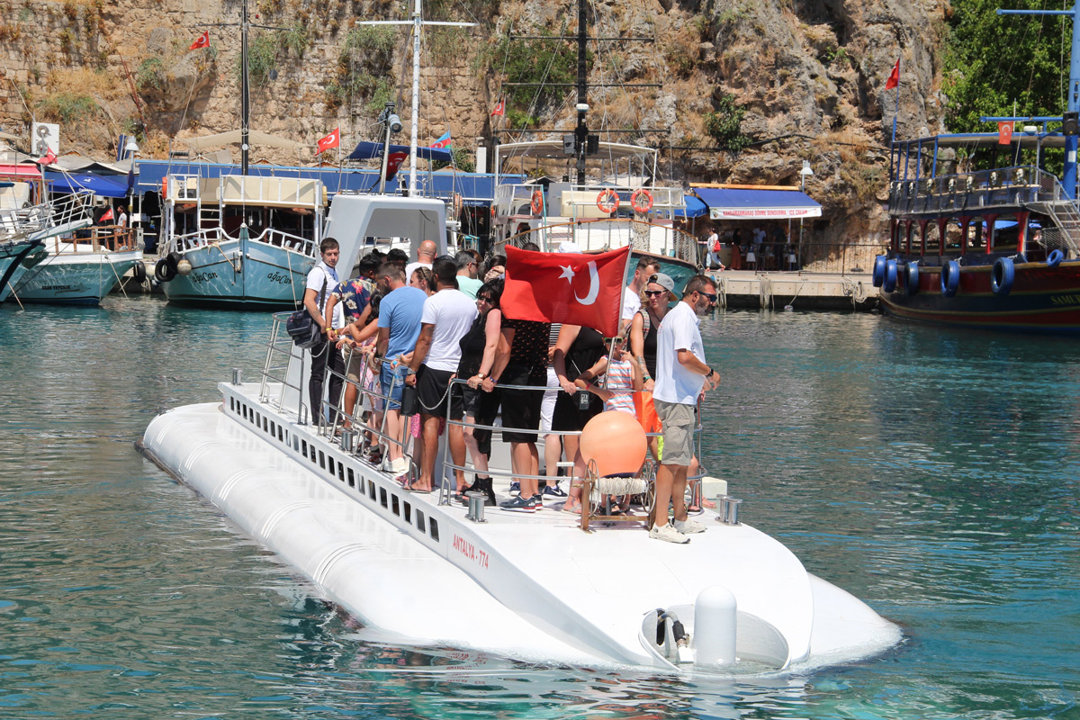 Türkiye’nin ilk turistik denizaltısı 15 bin turisti denizin altına indirecek