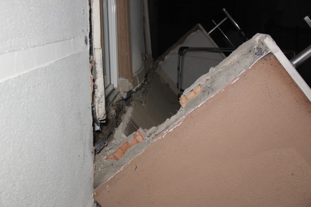Oturdukları balkon çöken çift neye uğradığı şaşırdı