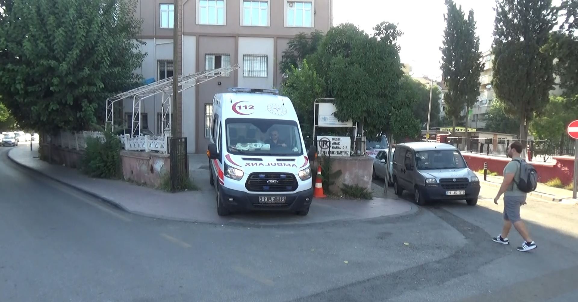 Zamanla yarışan ambulans şoförleri, duyarsız sürücülerin engeline takılıyor