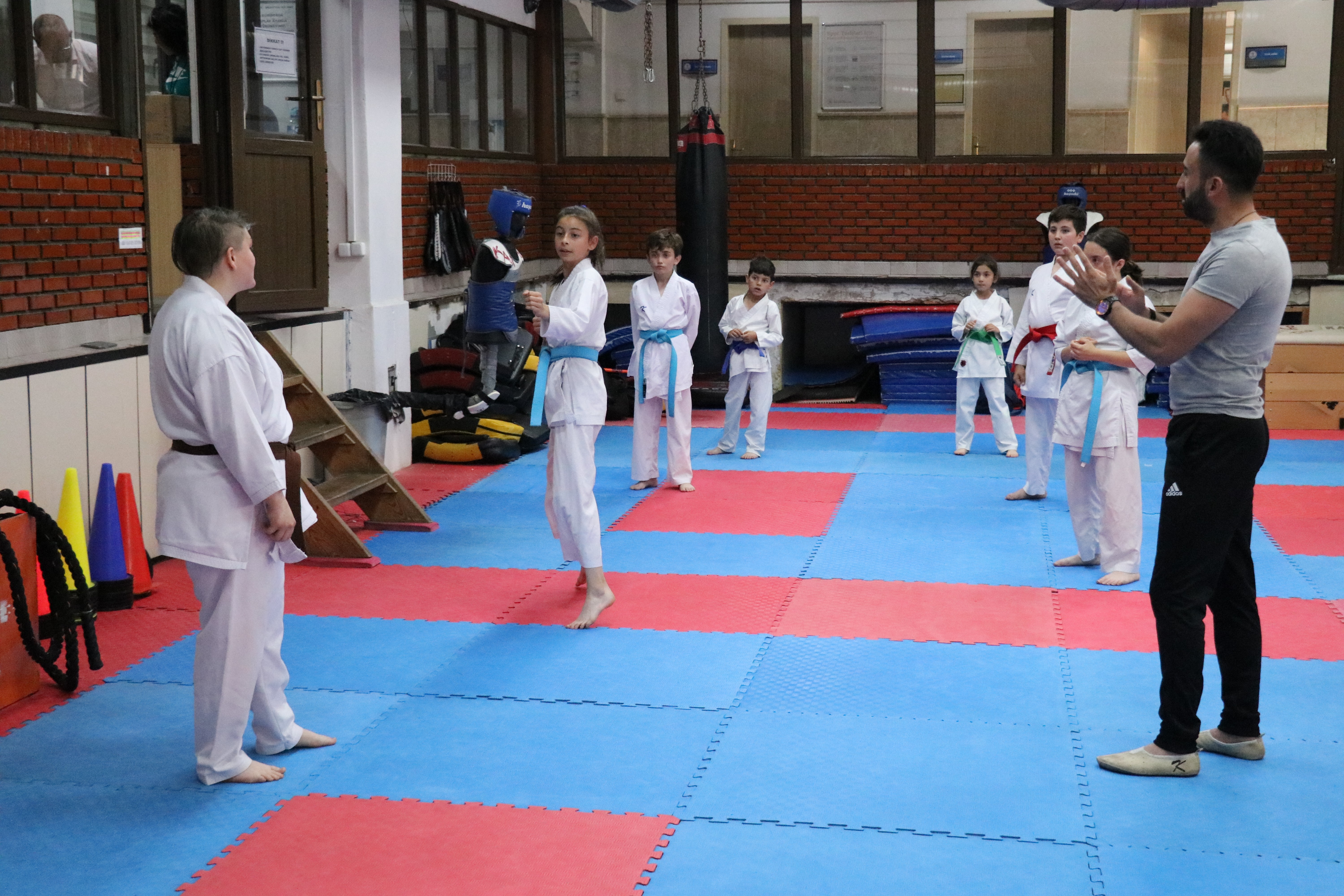 Doğuştan işitme engelli Cansu, karate yaparak hayata yeniden tutundu