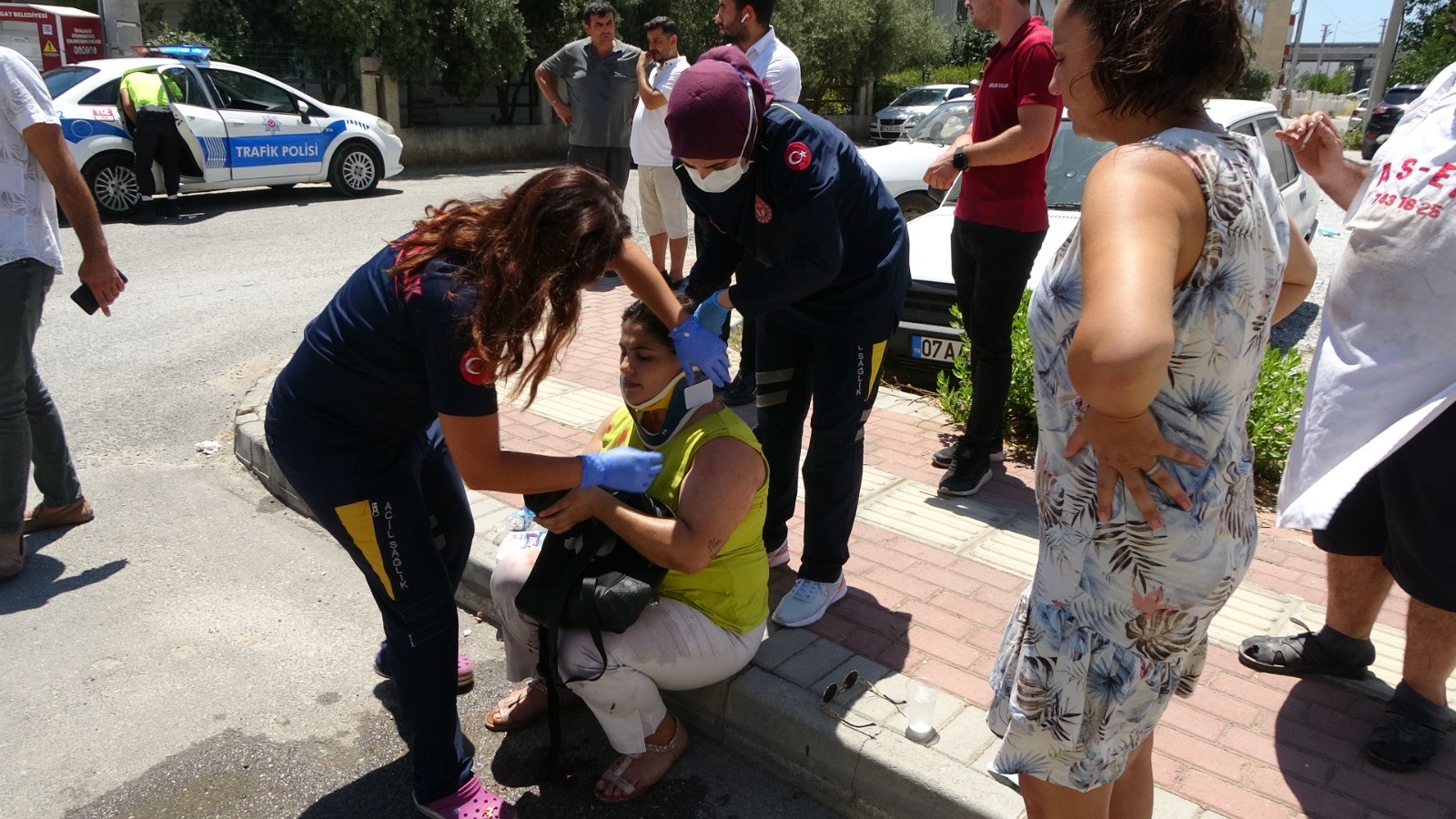 Kafasını çarptığı otomobil camını patlatan sürücü kask sayesinde hayatta kaldı