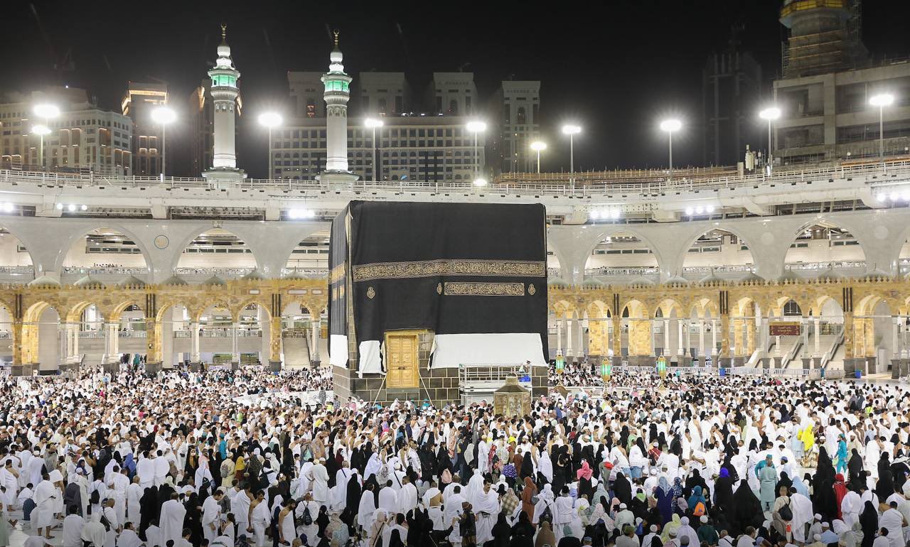 Kâbe’nin örtüsü değiştirildi