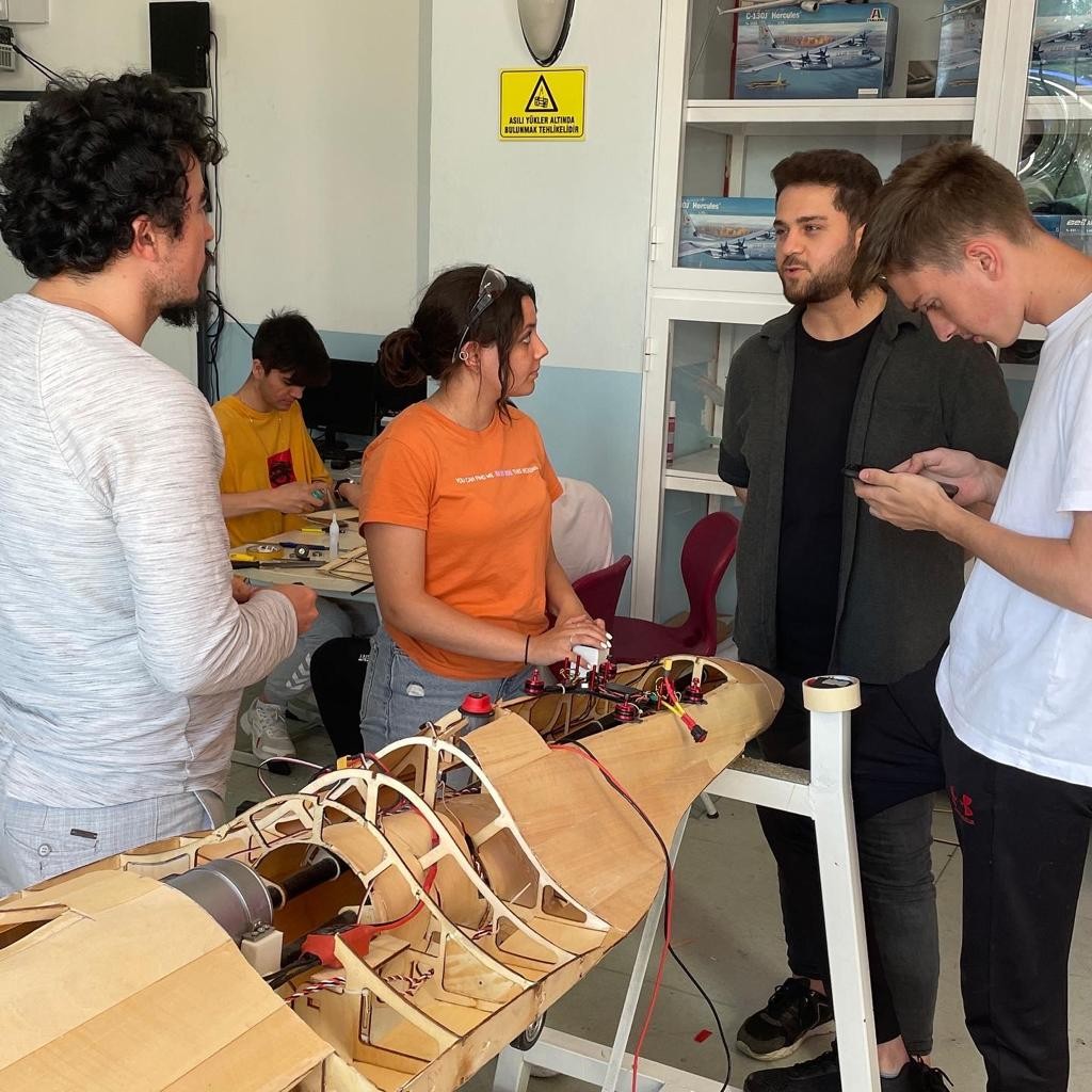 Lise öğrencileri F-16 savaş uçağı için otonom fırlatma koltuğu prototipi üretti