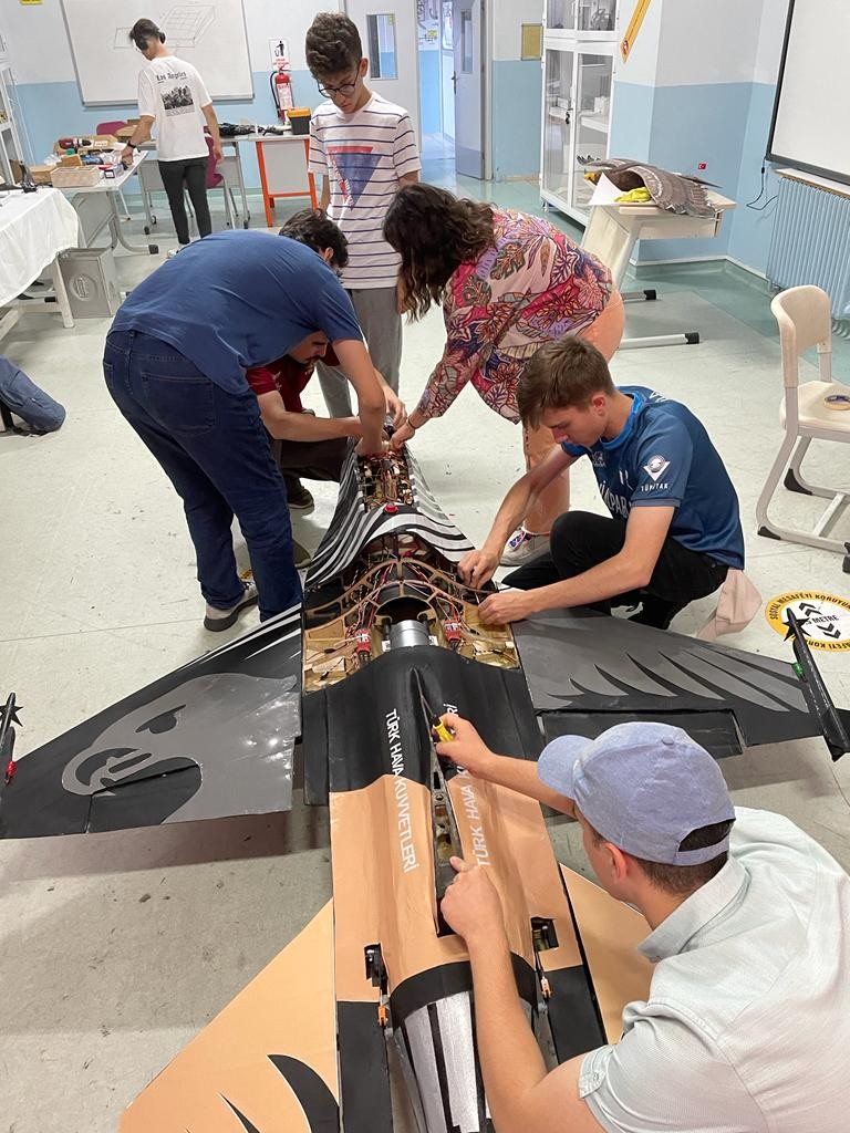 Lise öğrencileri F-16 savaş uçağı için otonom fırlatma koltuğu prototipi üretti