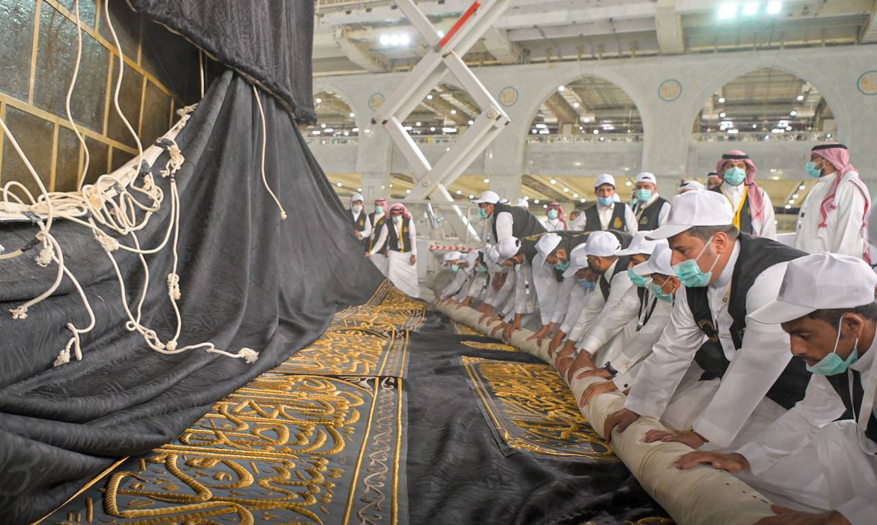 Kâbe’nin örtüsü değiştirildi