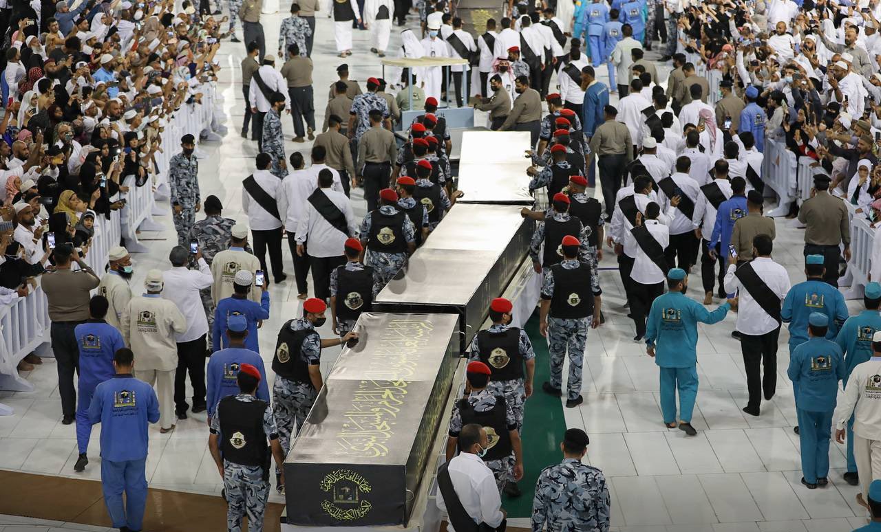 Kâbe’nin örtüsü değiştirildi