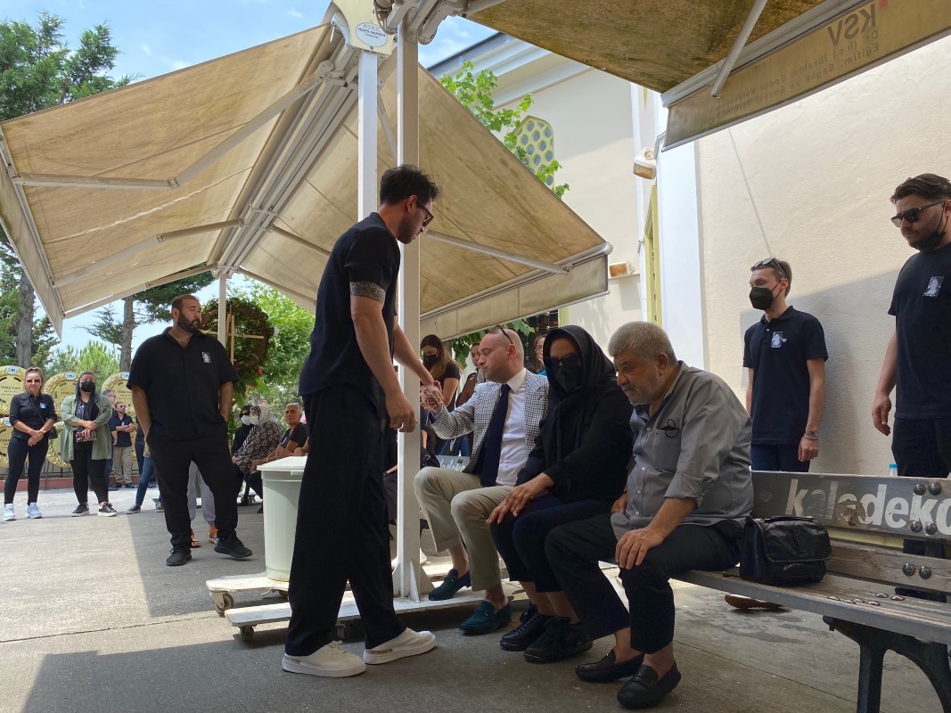 Ünlü sanatçı Ebru Gündeş’in acı günü