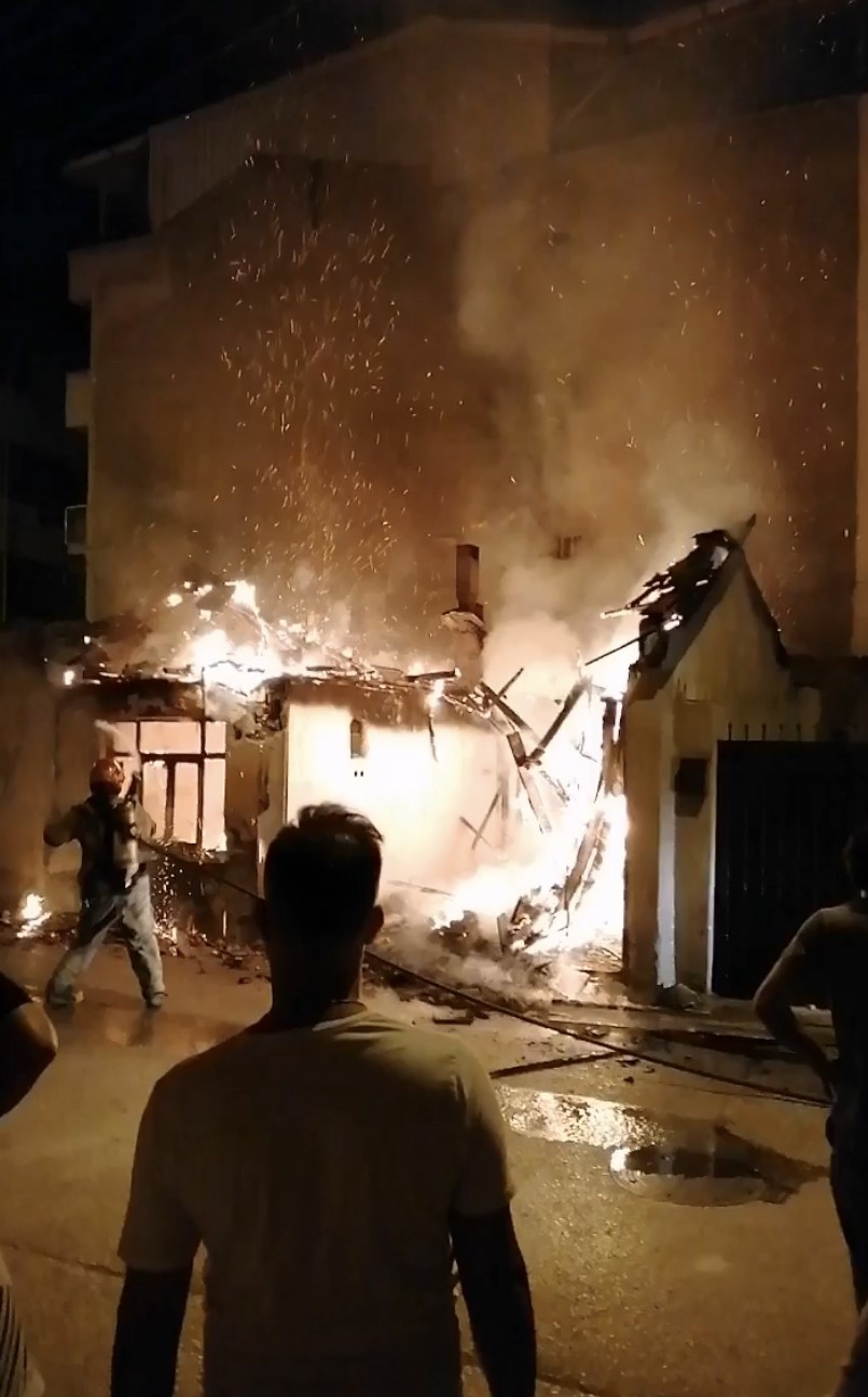 Kullanılmayan bina alev alev yandı: Mahalleli sokağa döküldü