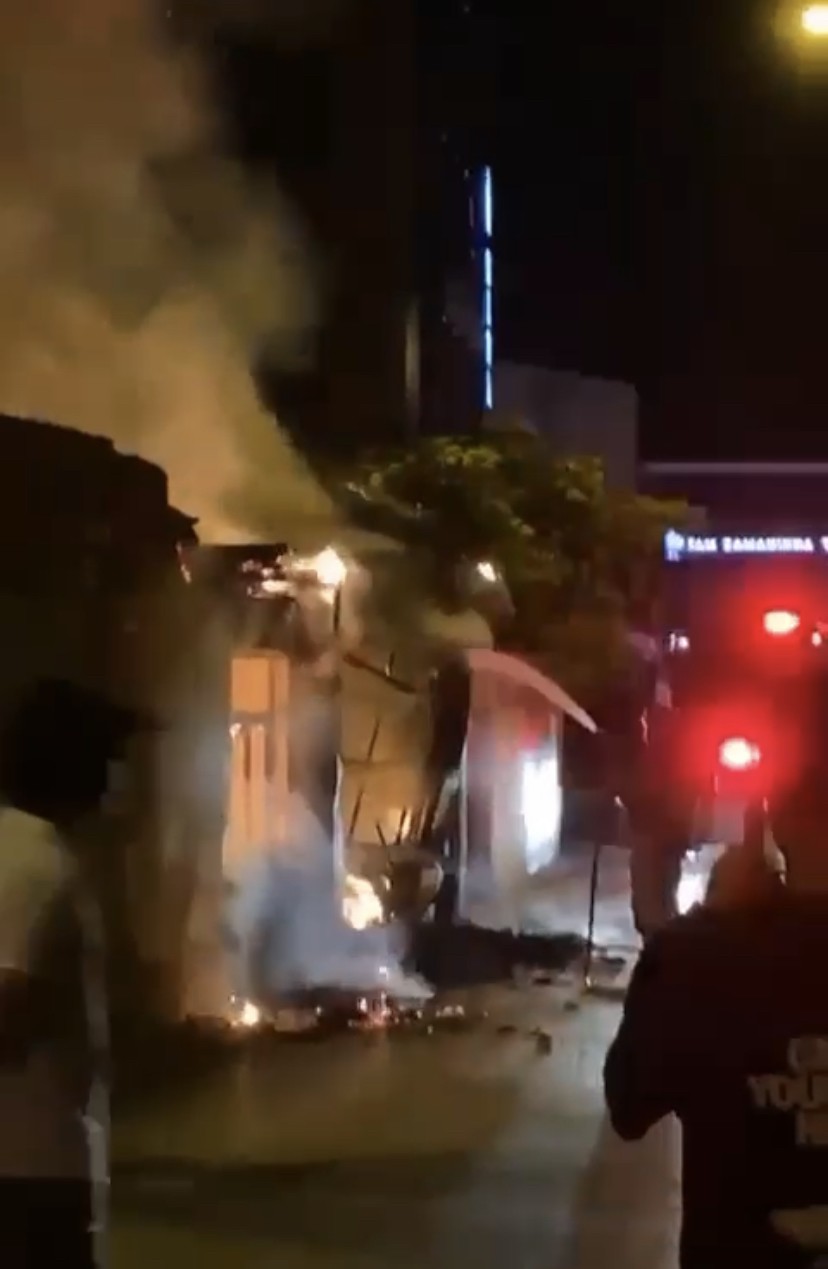 Kullanılmayan bina alev alev yandı: Mahalleli sokağa döküldü