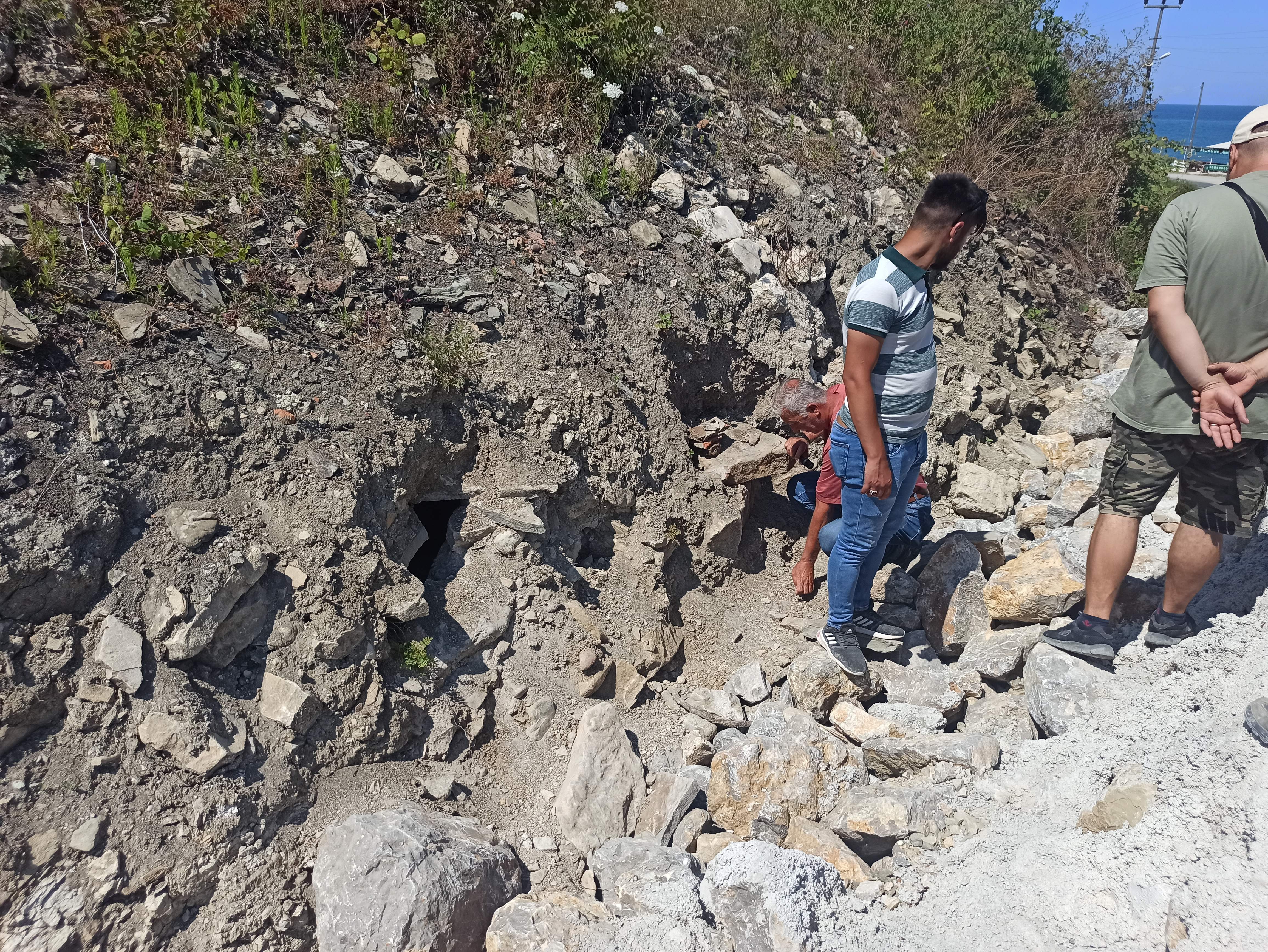 30 yıl önce vefat eden kuzeninin mezarını ararken bin 500 yıllık Bizans mezarını buldu