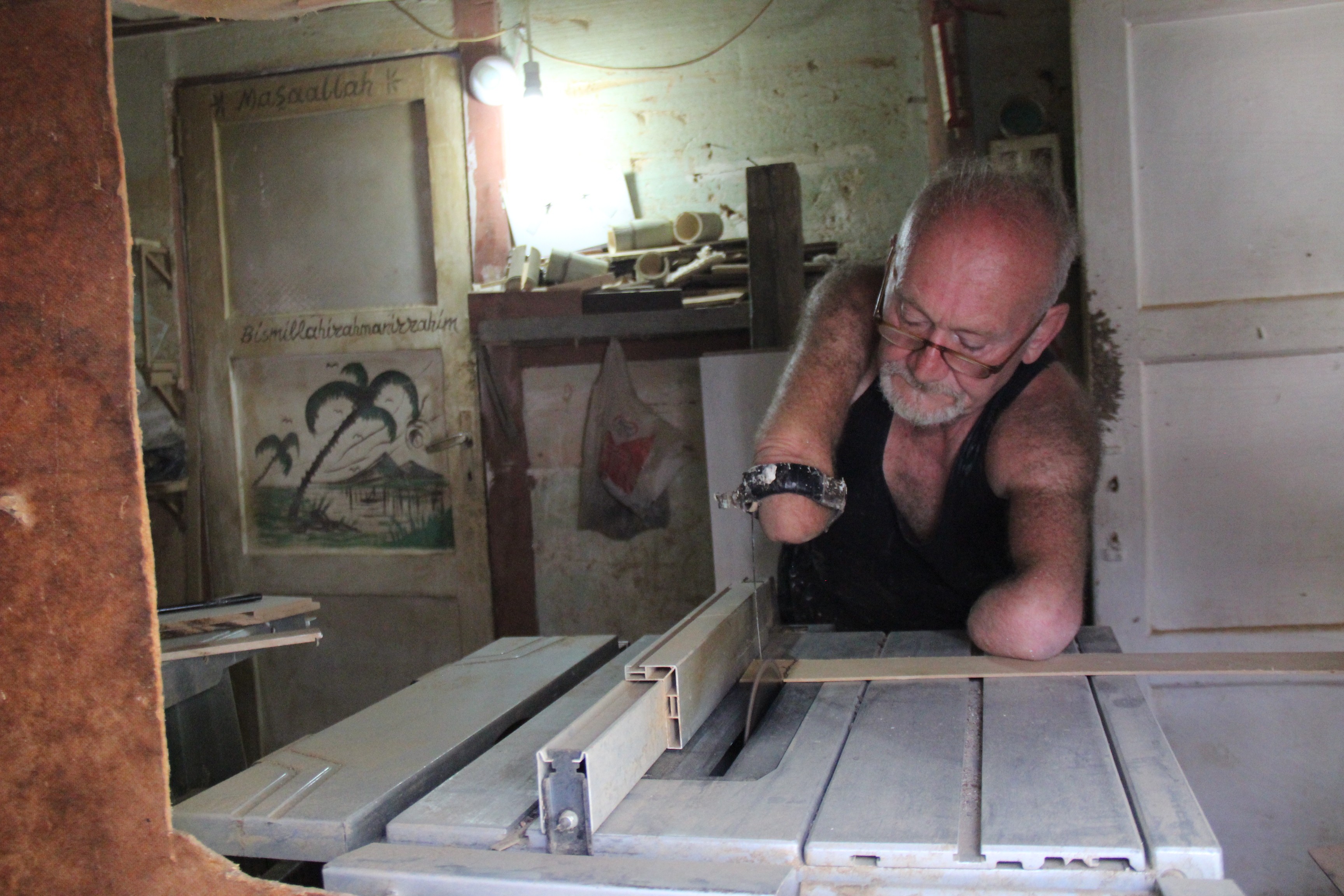 İki kolu ve bir bacağı olmayan adam yaptıklarıyla hayrete düşürüyor