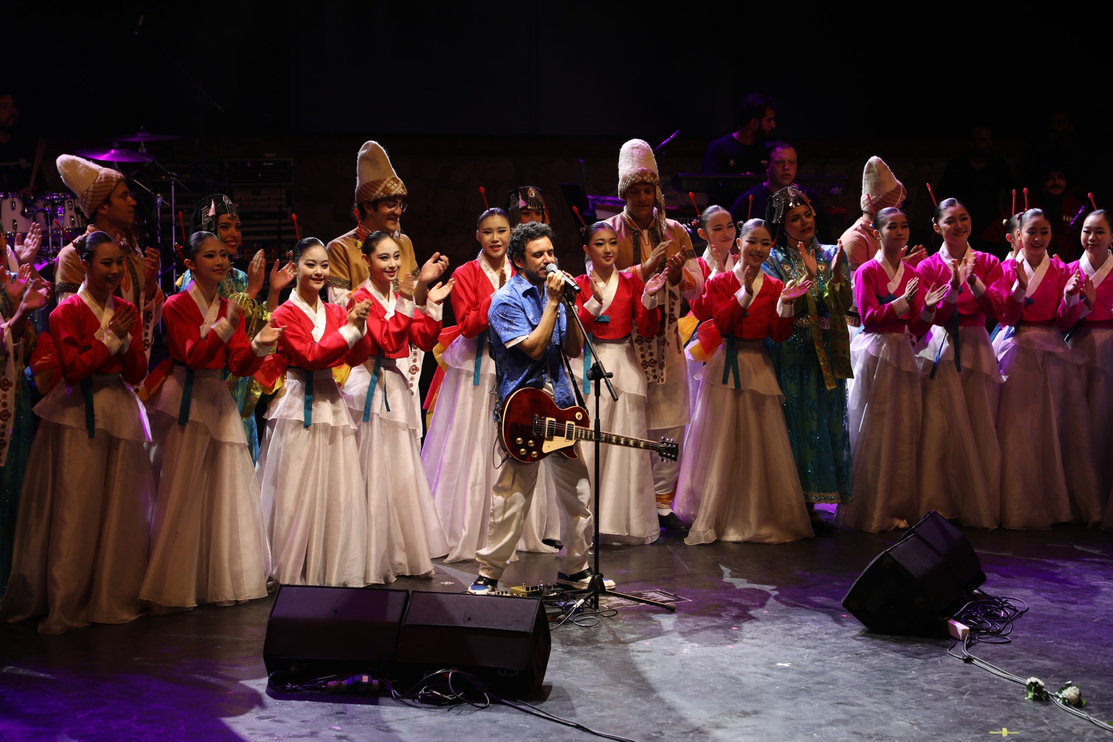 Buray, sevilen şarkılarını Dünya gençliği ile birlikte söyledi