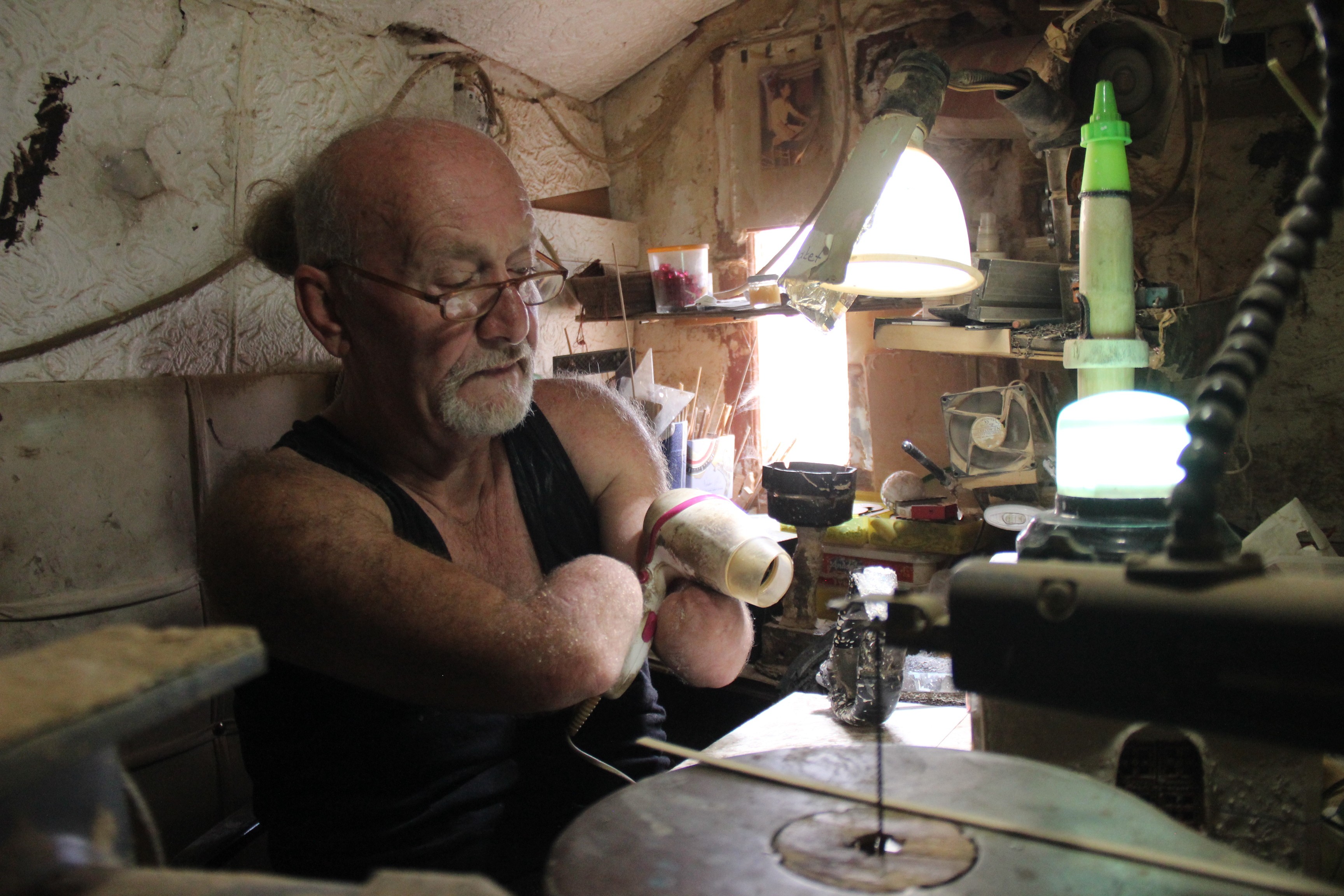 İki kolu ve bir bacağı olmayan adam yaptıklarıyla hayrete düşürüyor