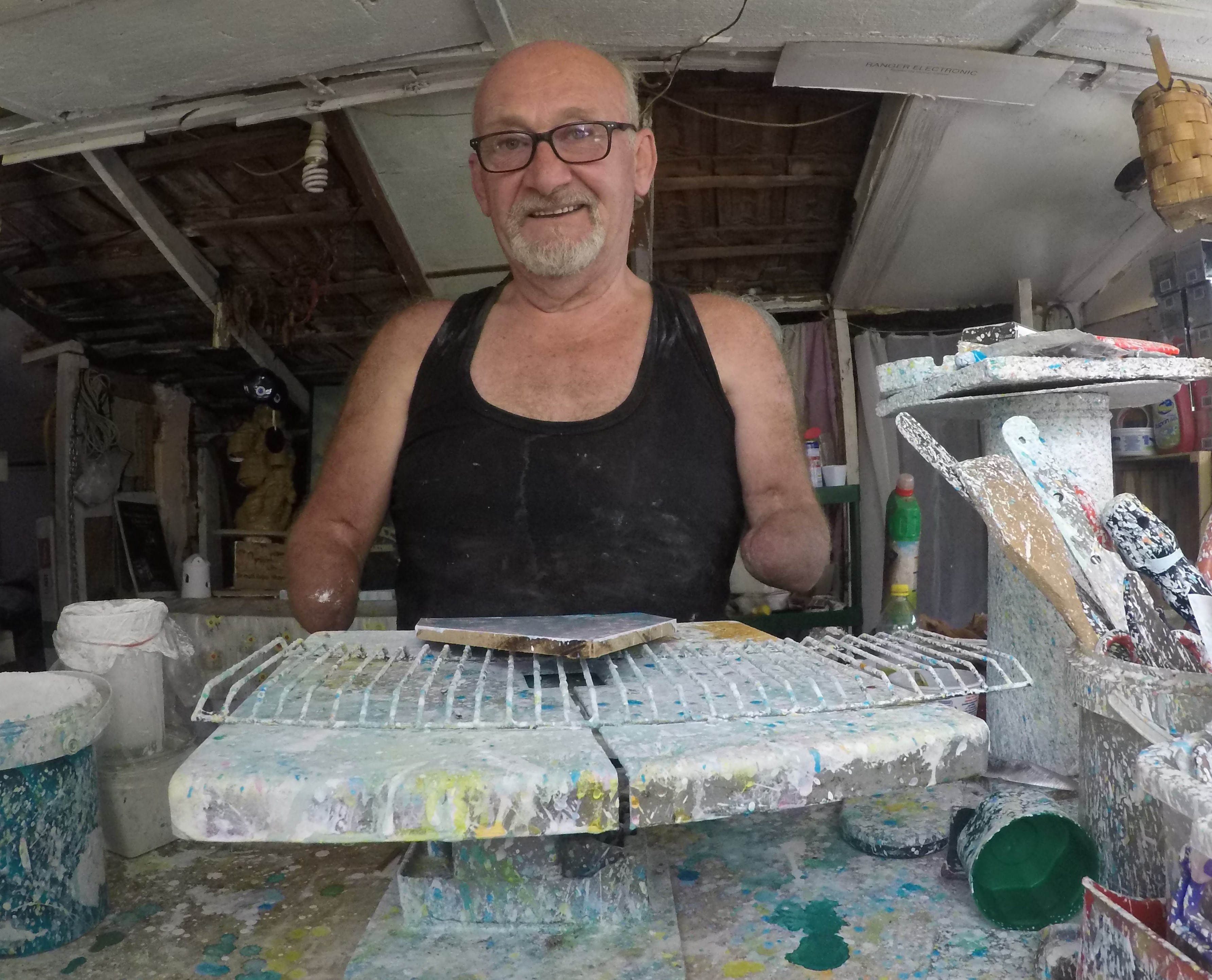 İki kolu ve bir bacağı olmayan adam yaptıklarıyla hayrete düşürüyor