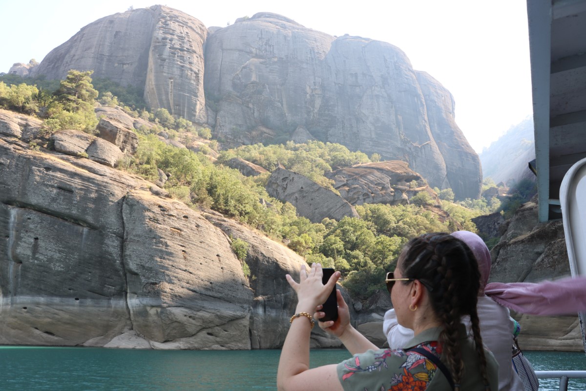 Tekne turları ile Ali Kayası'nın eşsiz manzarasını izliyorlar