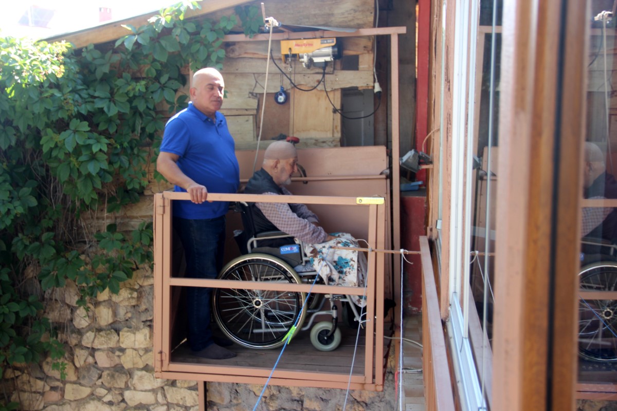 Yatalak babası için köy evine asansör kurdu