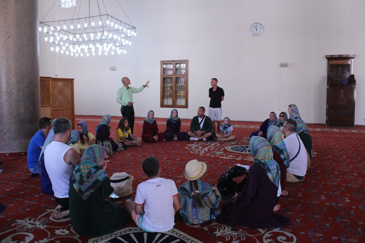 Şehit babası imam, yabancı diliyle gönül köprüsü kuruyor