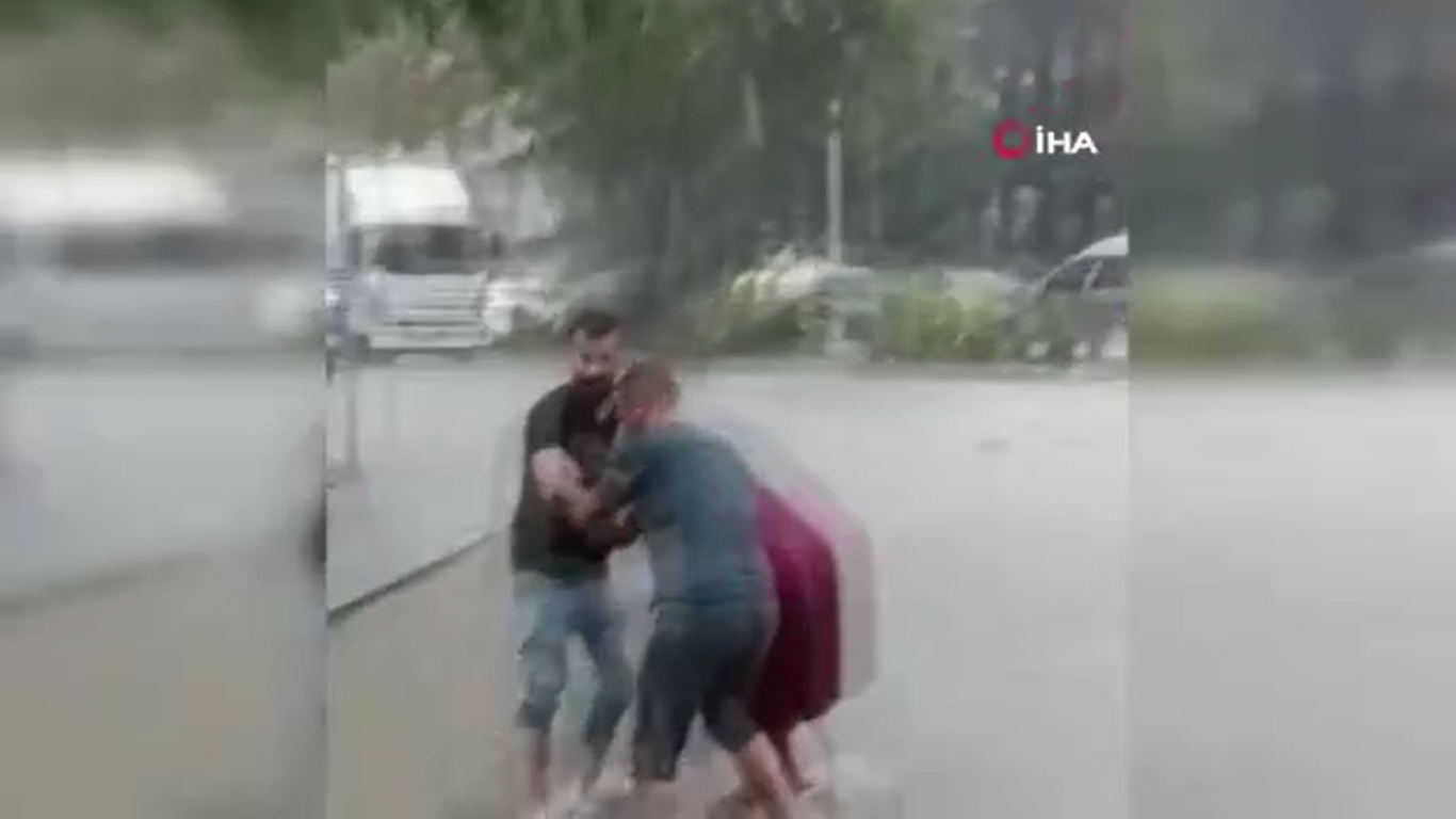 Silivri'de göle dönen yolda düşen kadına vatandaşlar yardım etti