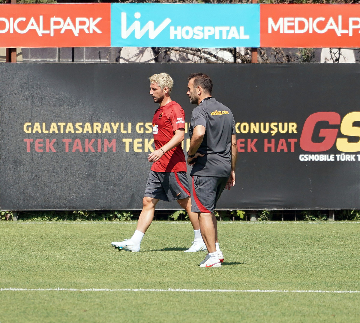 Galatasaray’da Lucas Torreira ile Dries Mertens ilk antrenmanına çıktı