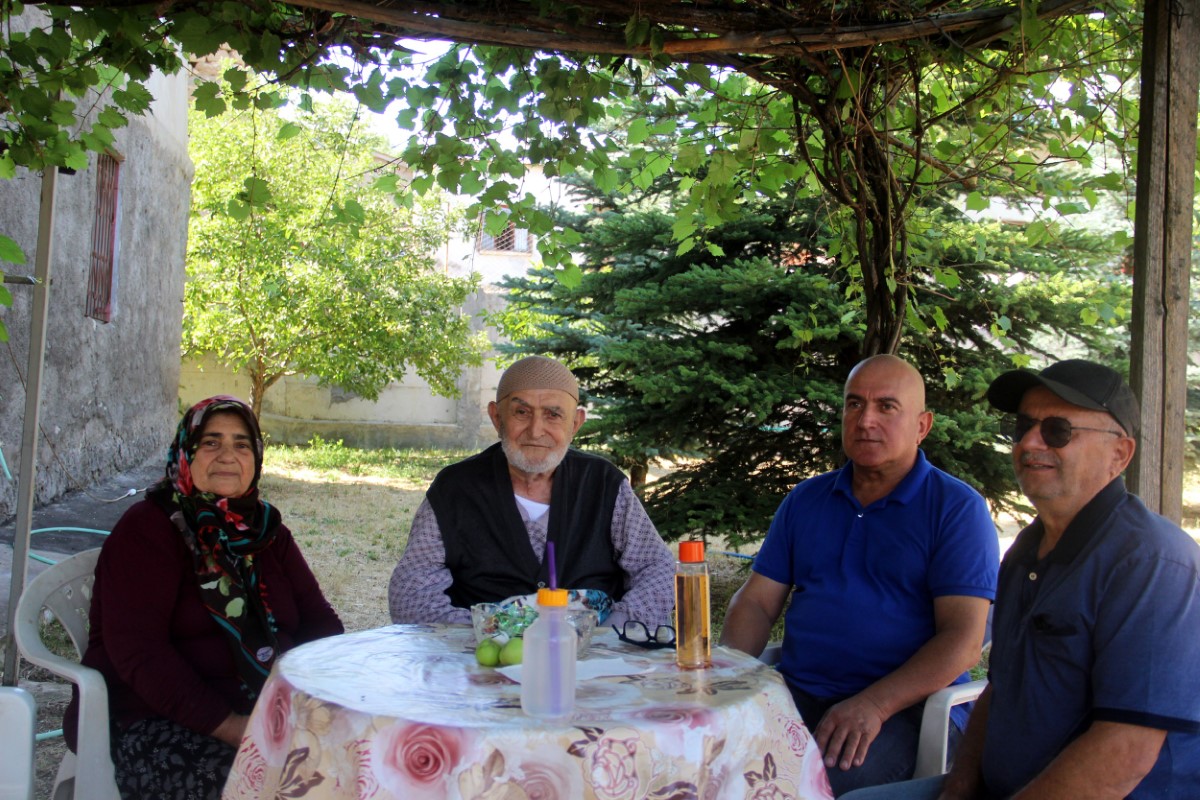 Yatalak babası için köy evine asansör kurdu