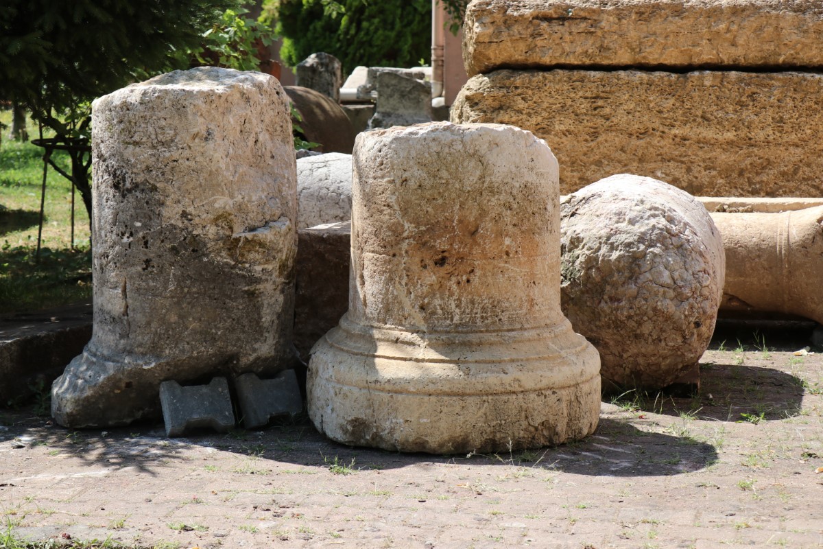 Tarihi sütunun kaybolduğu köyün sakinleri muhtarı valiye şikayet etti