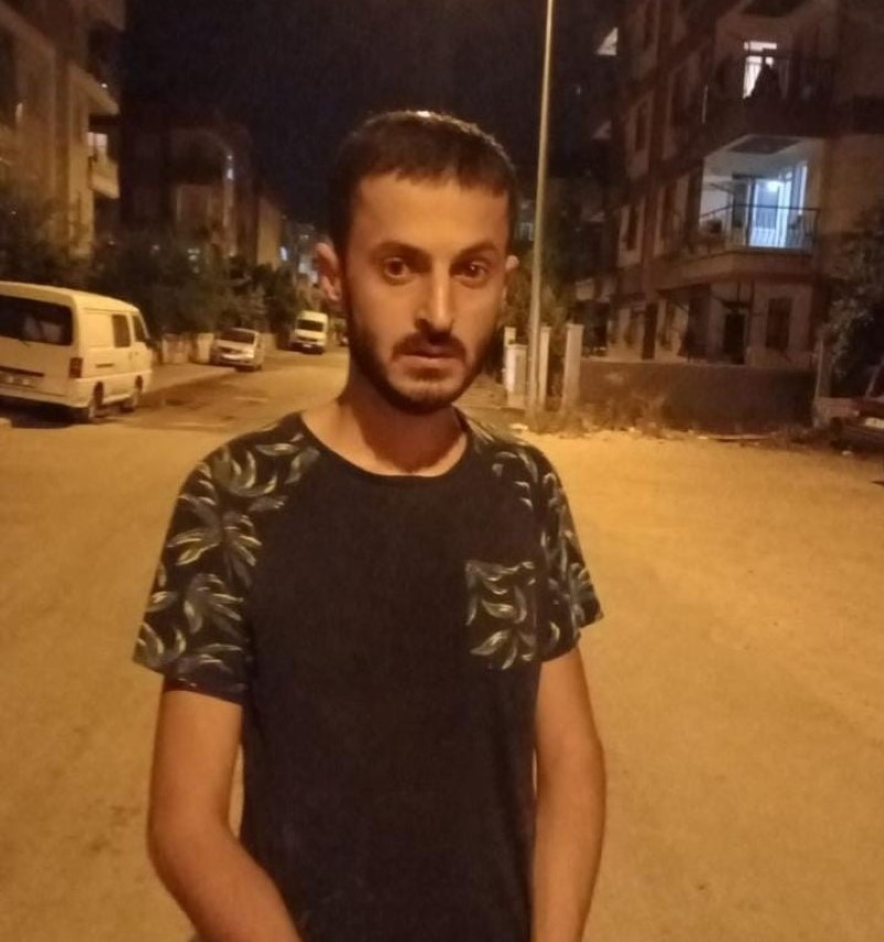 Antalya'dan geldi sokak sokak dolaşıp kayıp kardeşini arıyor