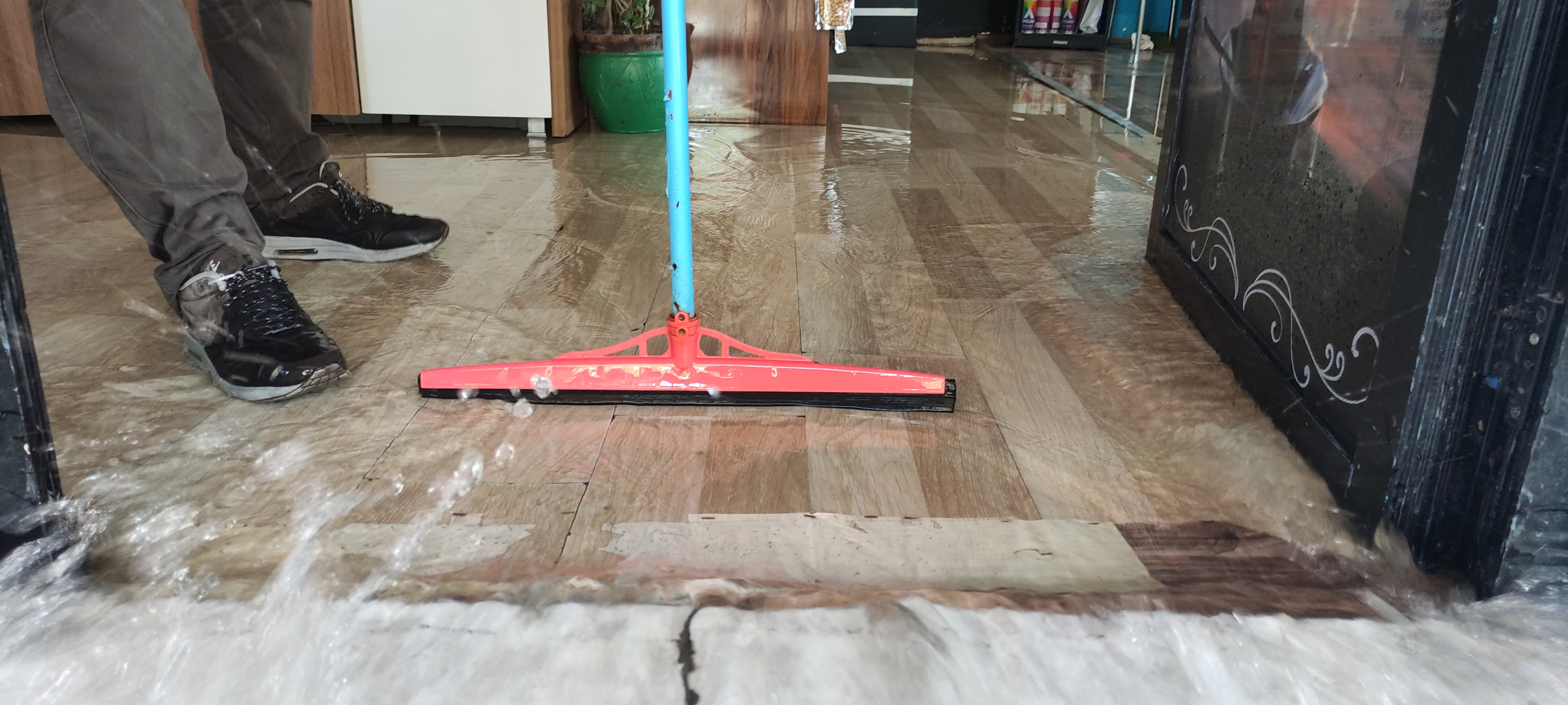 Hırsız su sayacını çaldı, iş yerini su bastı