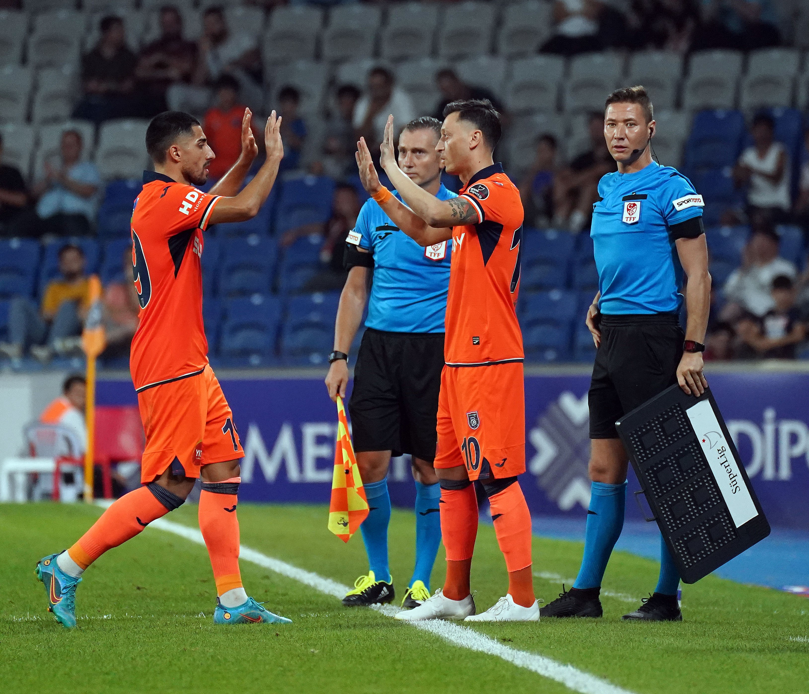 Mesut Özil, Başakşehir ile ilk maçına çıktı