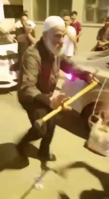 Yaşlı adamdan gençlere taş çıkartan bastonlu dans şov