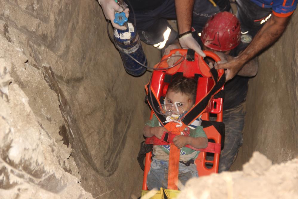 Kuyuya düşen minik Aybars 4 saat sonra kurtarıldı