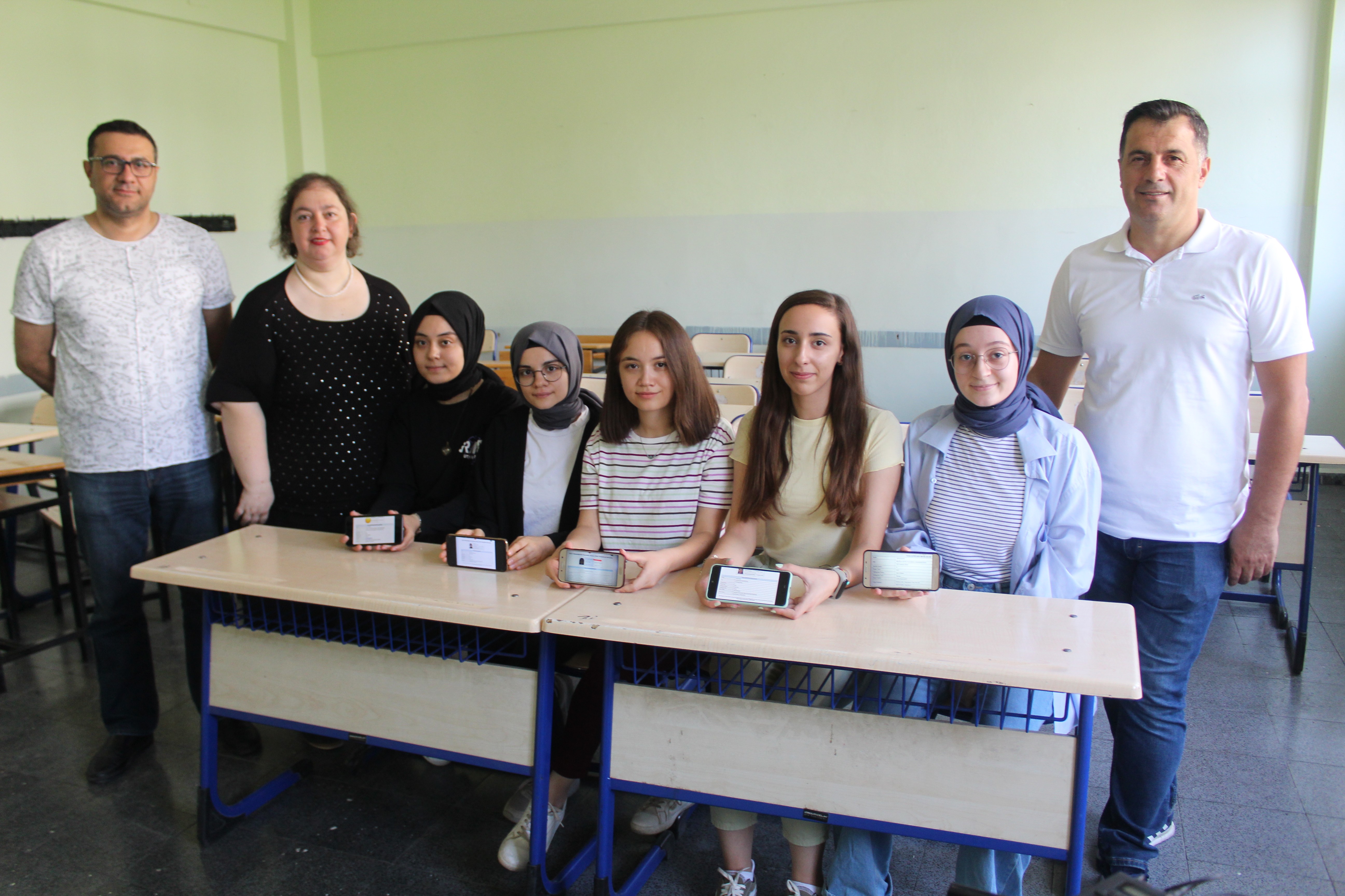 Aynı sınıfta okuyan 7 kız öğrencinin YKS başarısı