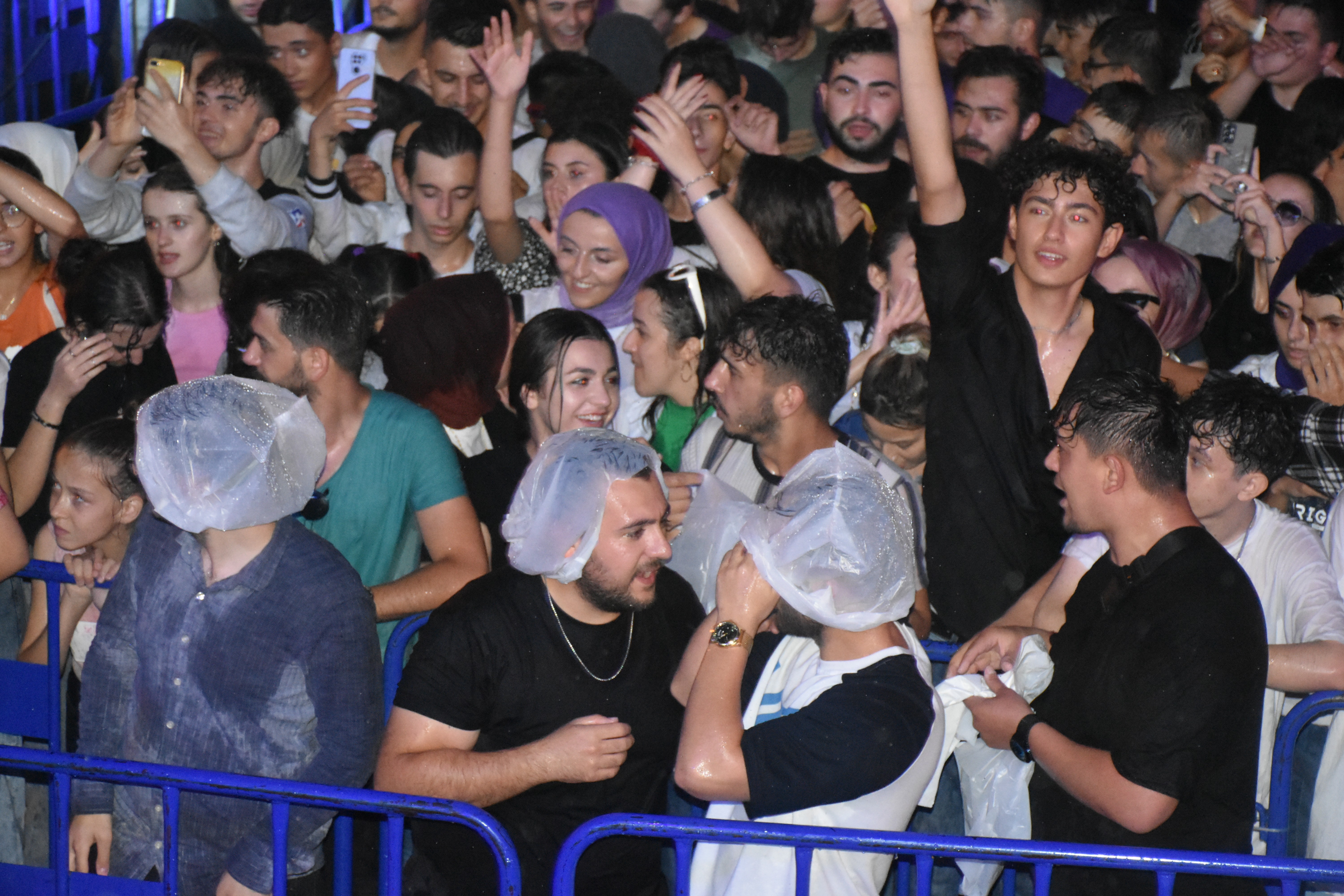 Bengü hayranları, yağmura rağmen konser alanını terk etmedi