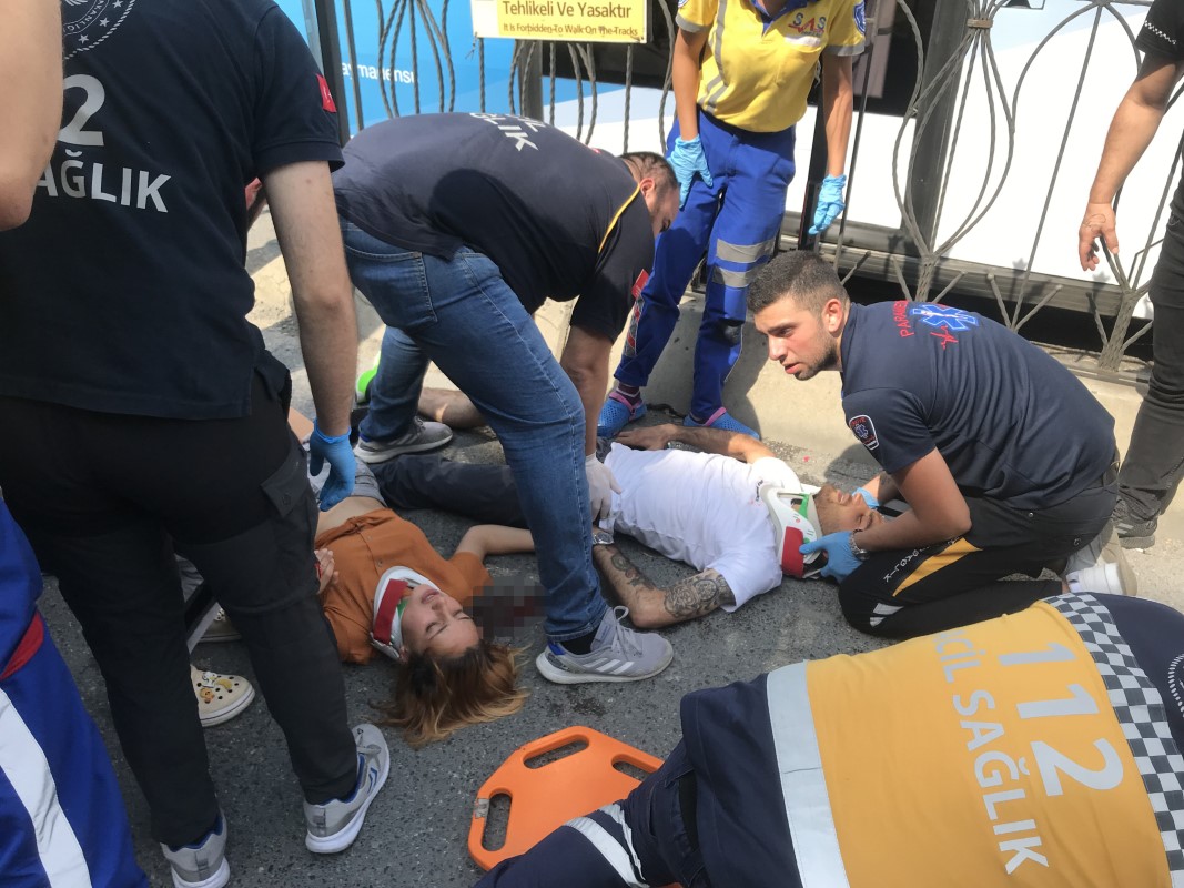 Fatih’te 2 kişinin yaralandığı feci kaza kamerada