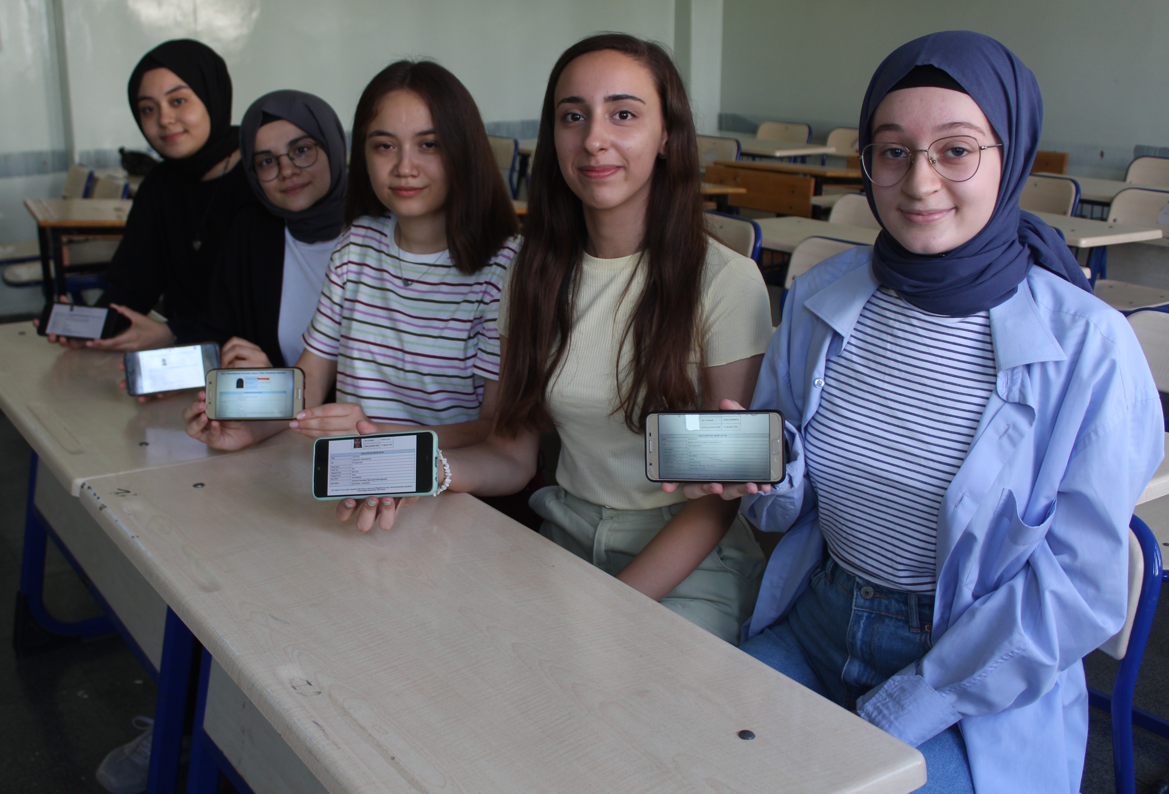 Aynı sınıfta okuyan 7 kız öğrencinin YKS başarısı