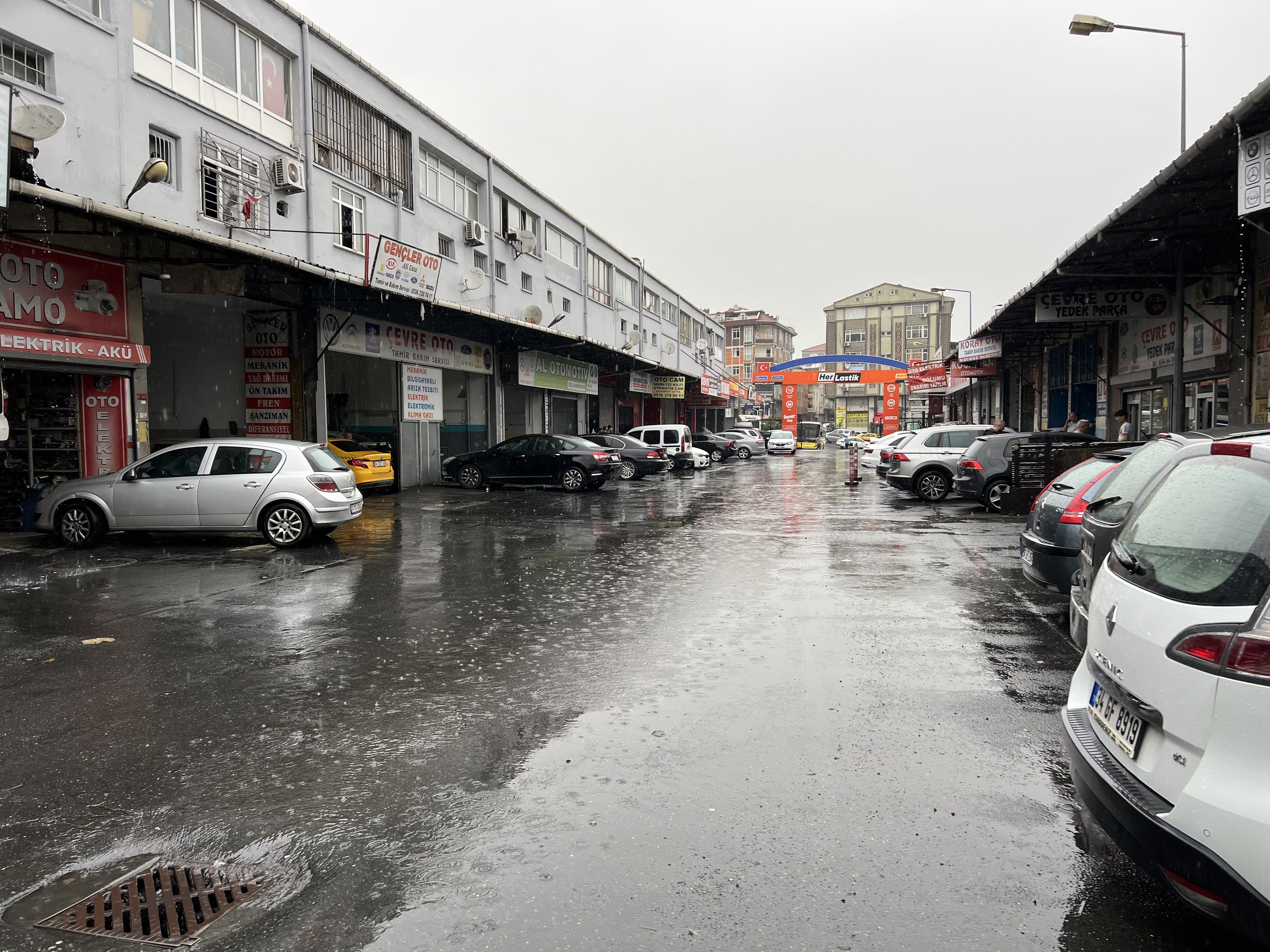 Selde kalan araçların masrafı cep yakıyor