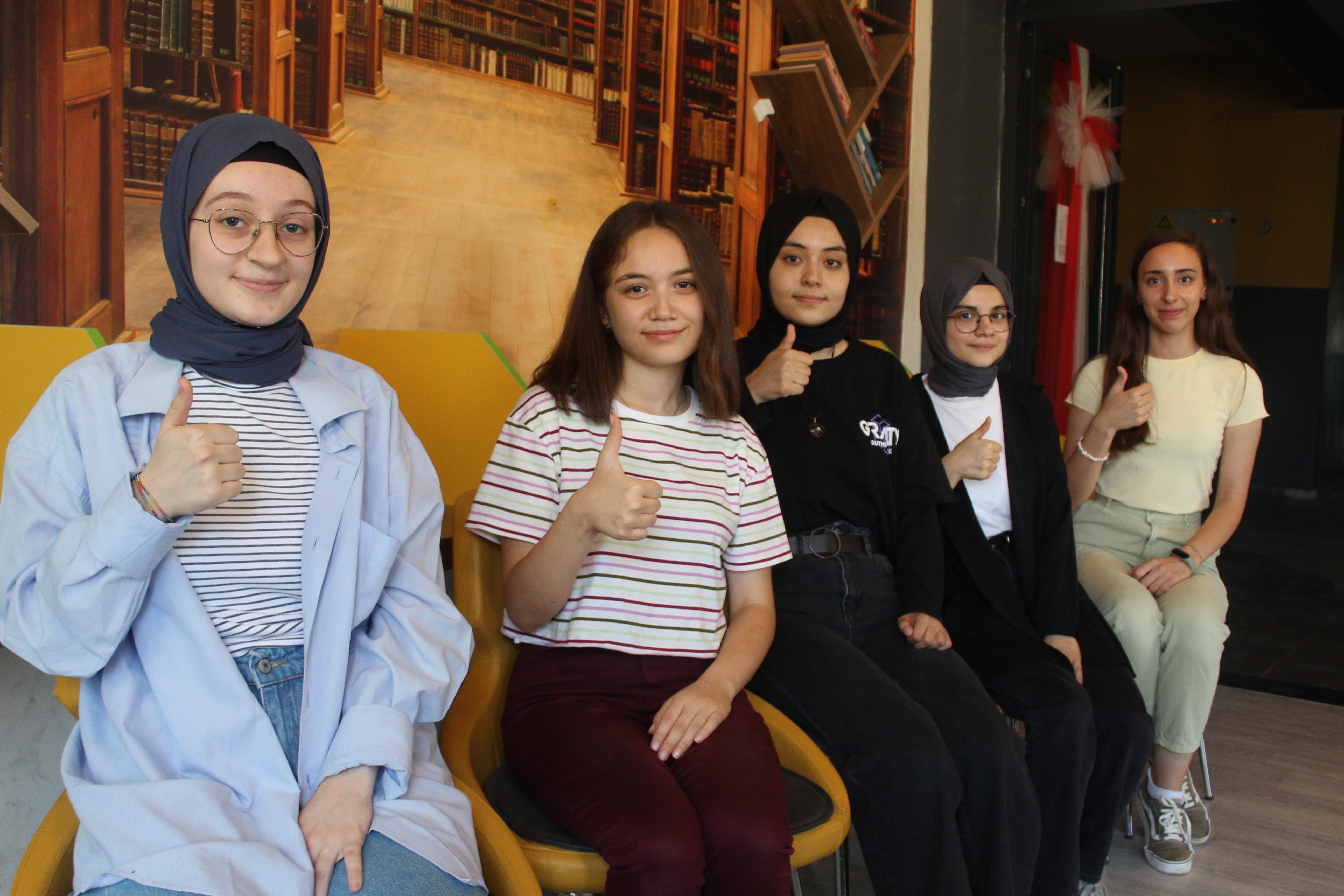 Aynı sınıfta okuyan 7 kız öğrencinin YKS başarısı