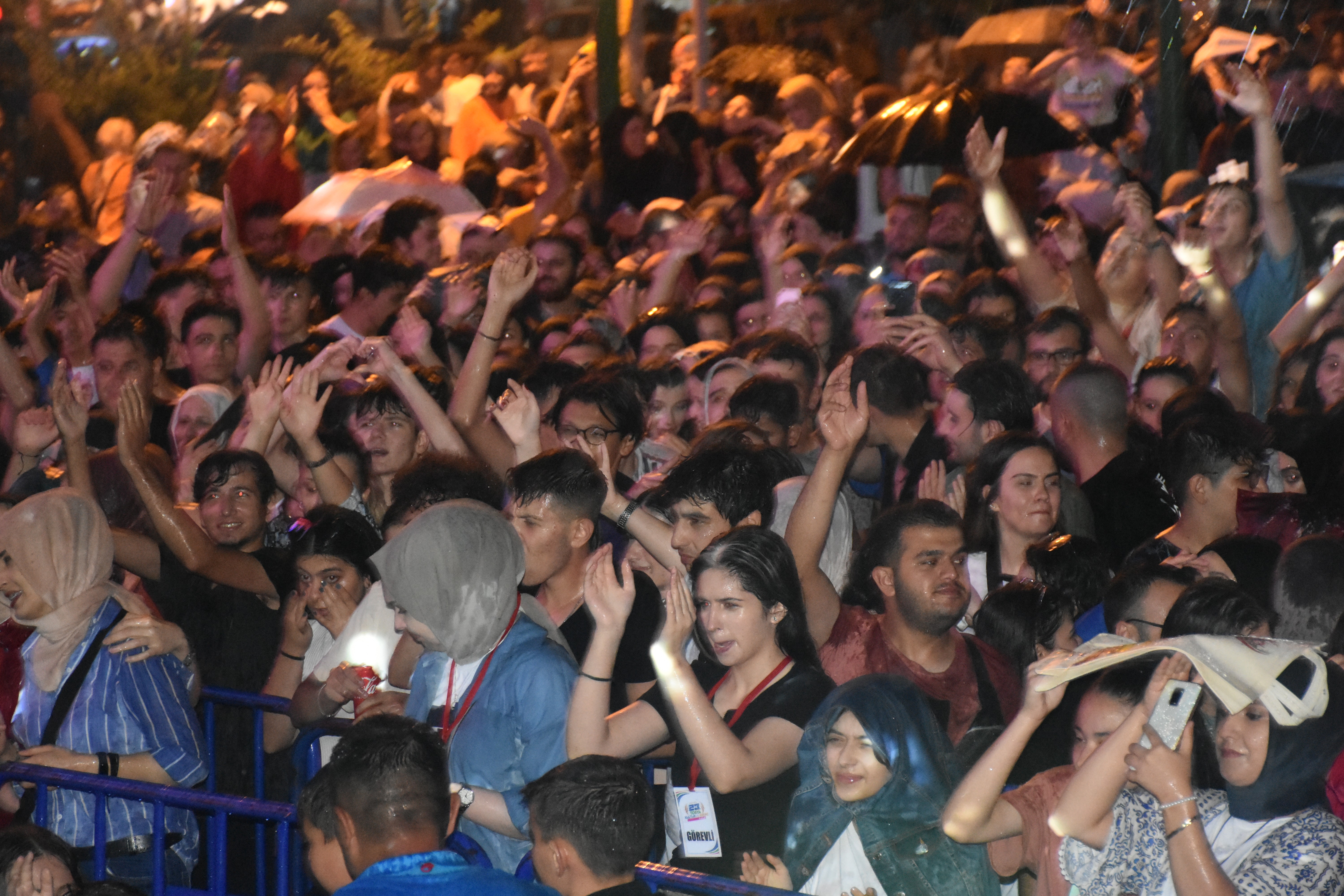 Bengü hayranları, yağmura rağmen konser alanını terk etmedi