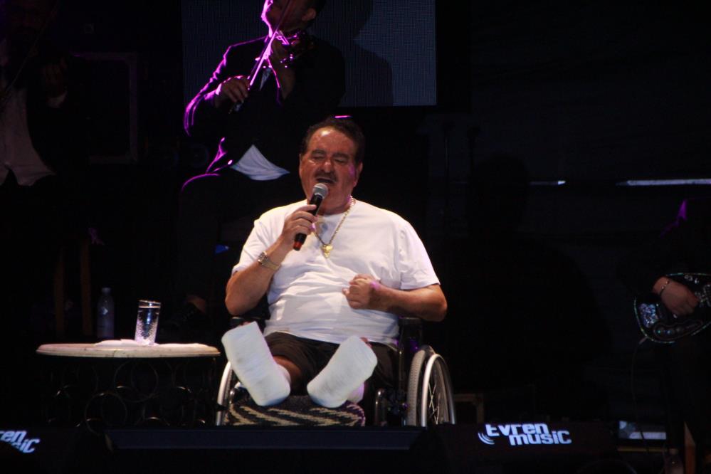 Gündüz ölümden dönen Tatlıses, akşam tekerlekli sandalye ile sahneye çıkıp konser verdi