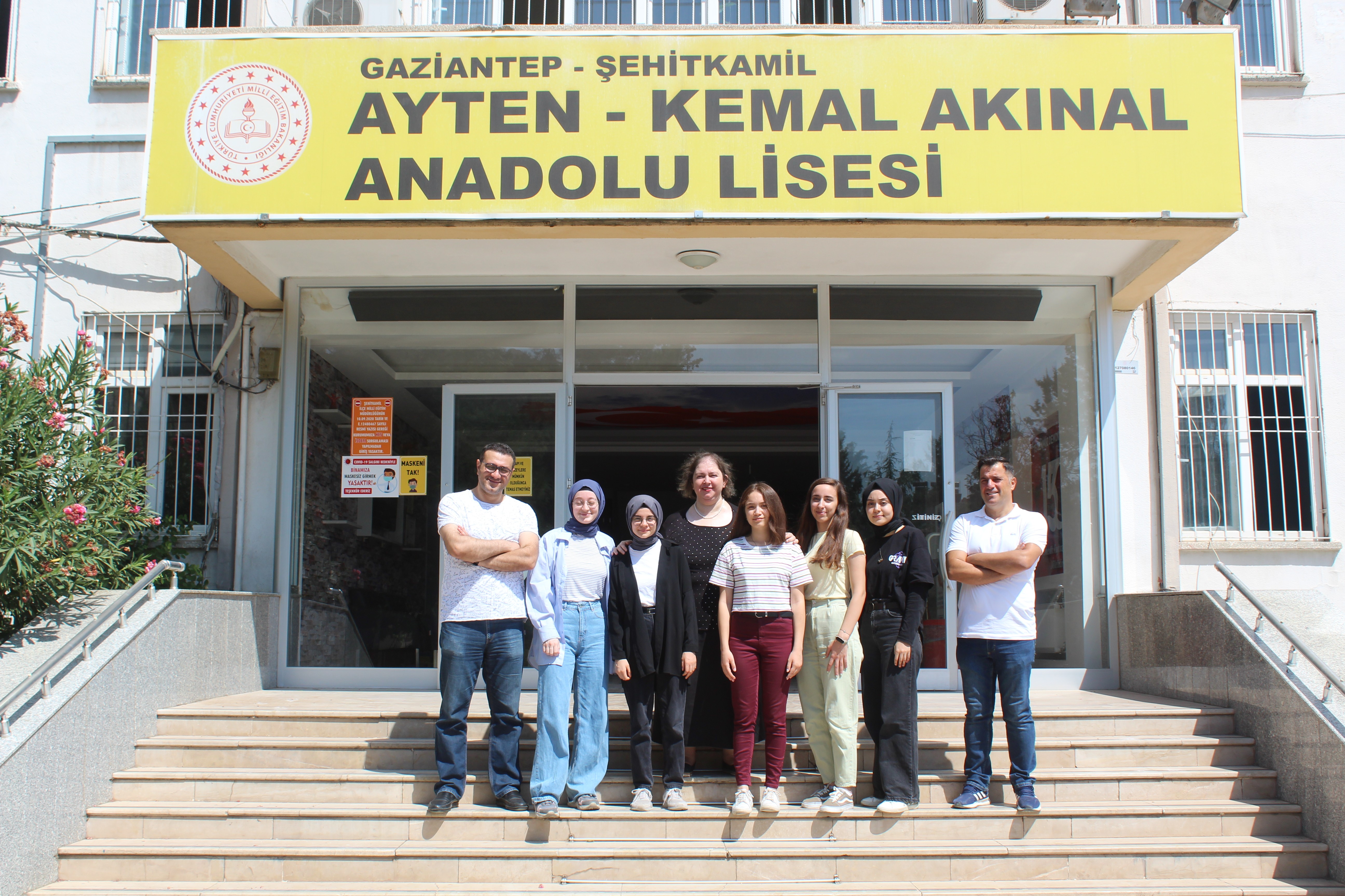 Aynı sınıfta okuyan 7 kız öğrencinin YKS başarısı