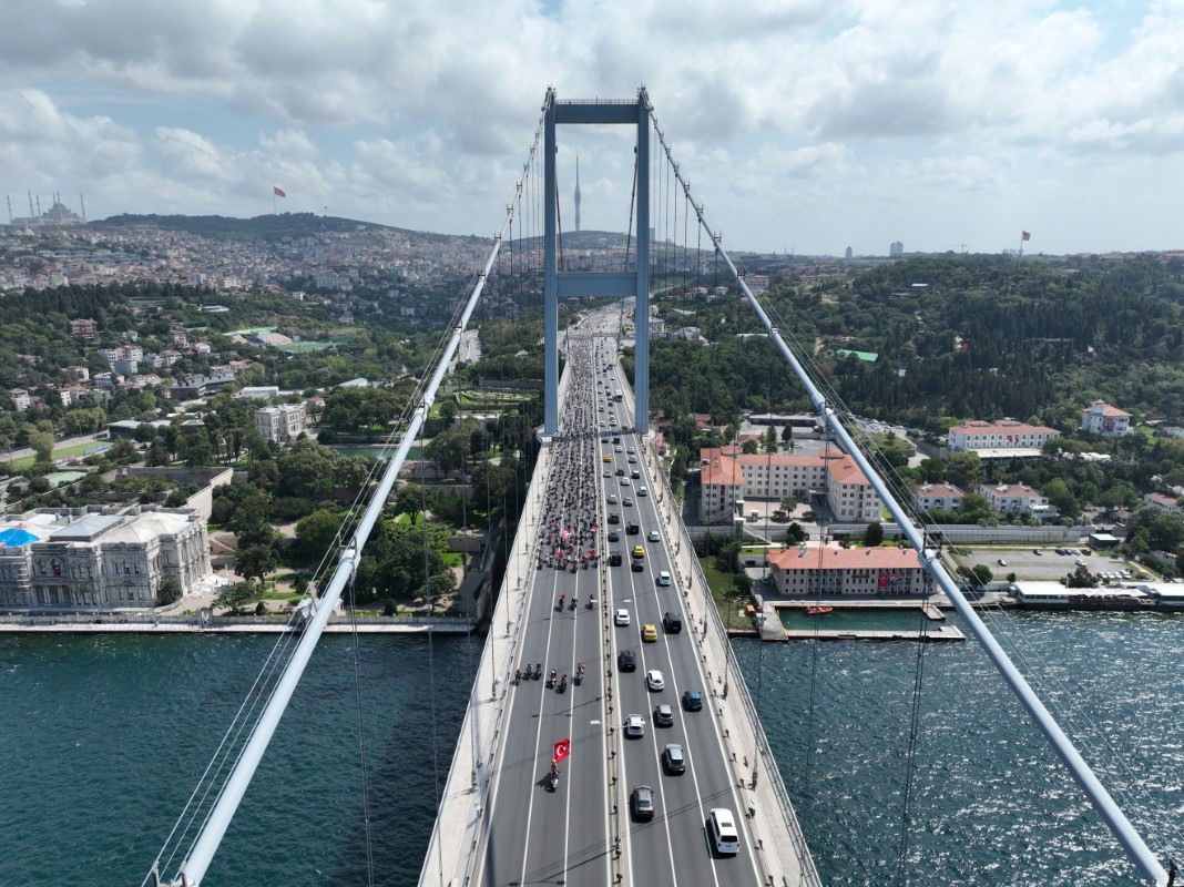 30 Ağustos dolayısıyla 15 Temmuz Şehitler Köprüsünde görsel şölen