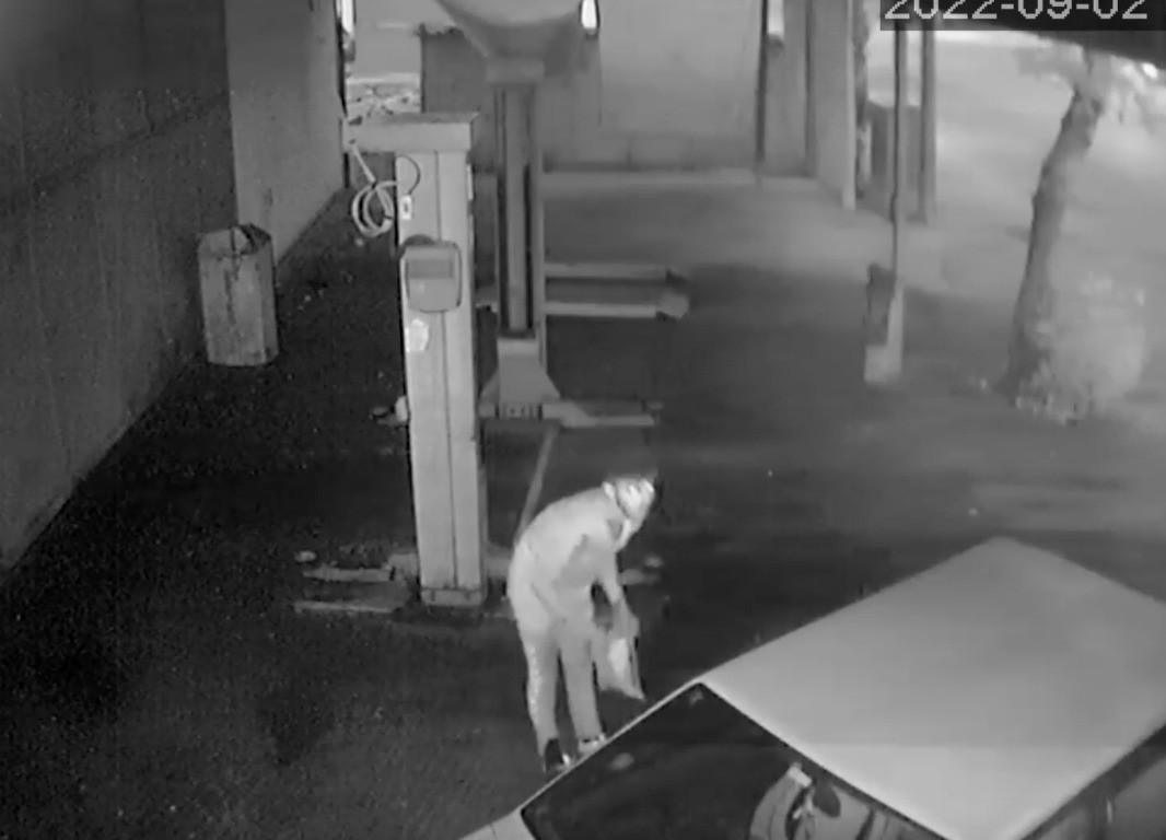 Otomobilleri tek tek dolaştı, tek poşetle geldiği sanayi çarşısından 4 poşetle çıktı