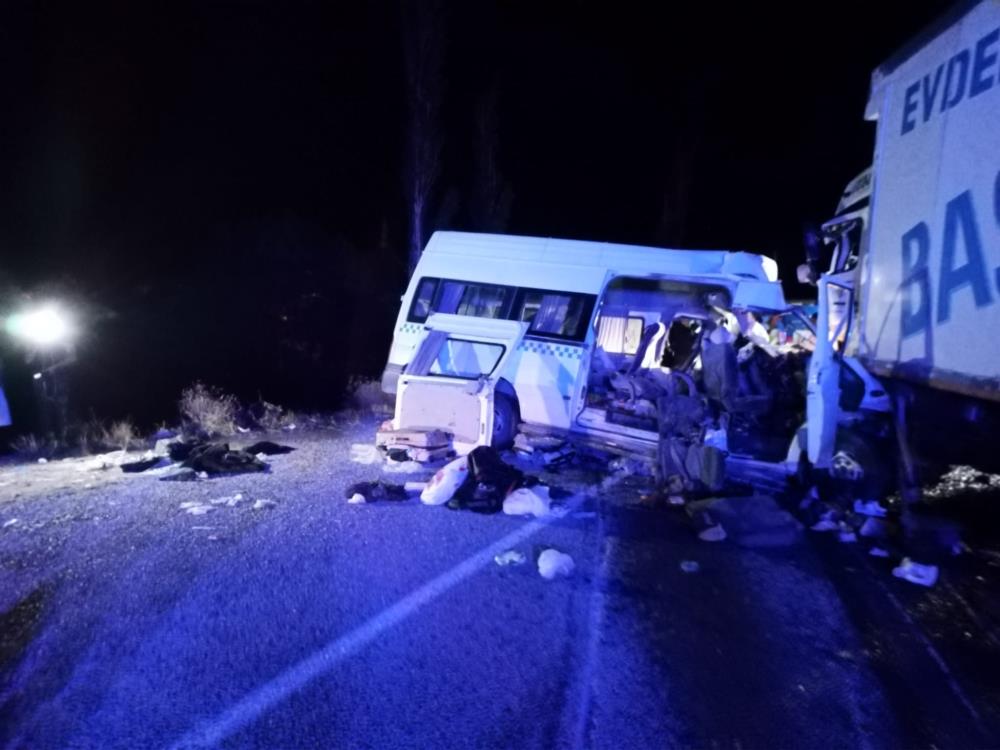 Düğün dönüşü feci kaza: 7 ölü, 9 yaralı