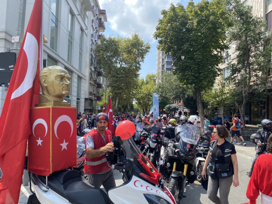 30 Ağustos dolayısıyla 15 Temmuz Şehitler Köprüsünde görsel şölen