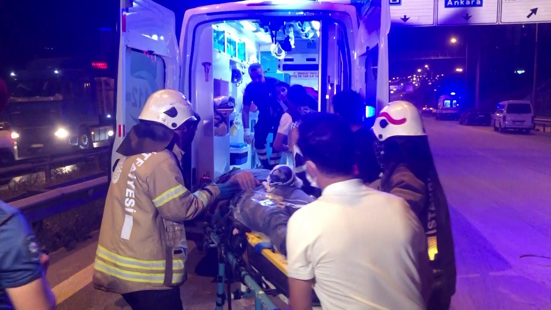 Ataşehir'de minibüsle çarpışan beton mikseri devrildi: 2 yaralı