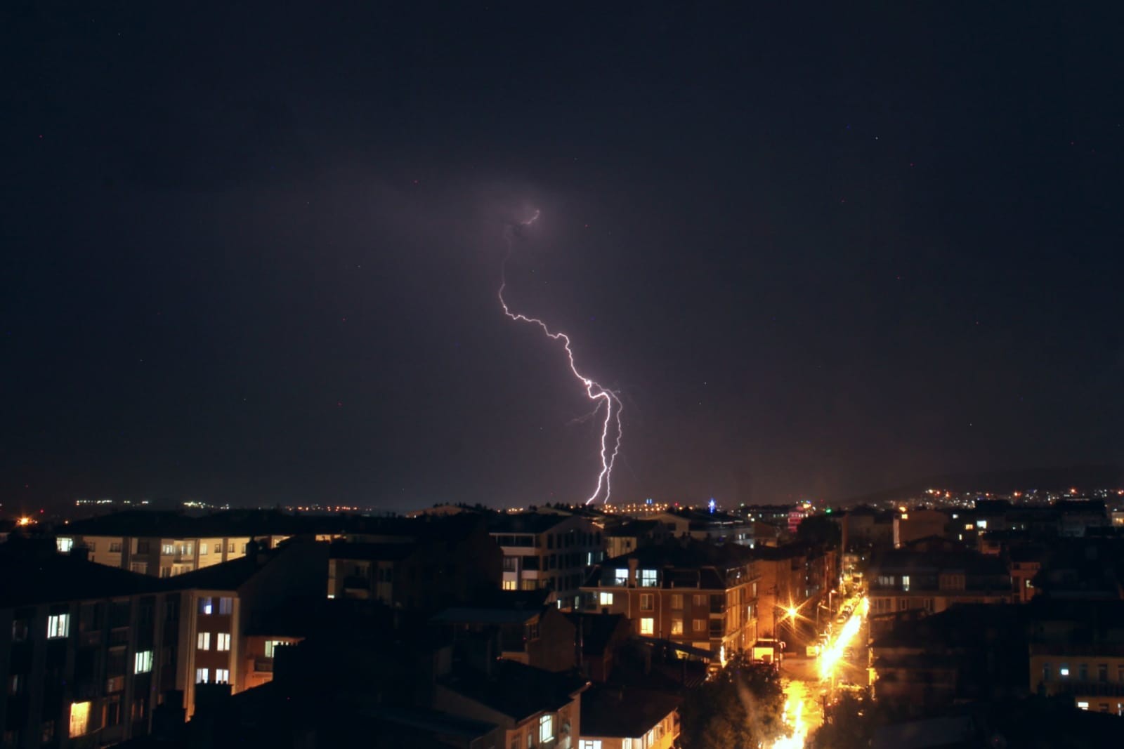 Kütahya’da çakan şimşekler kartpostallık görüntü oluşturdu