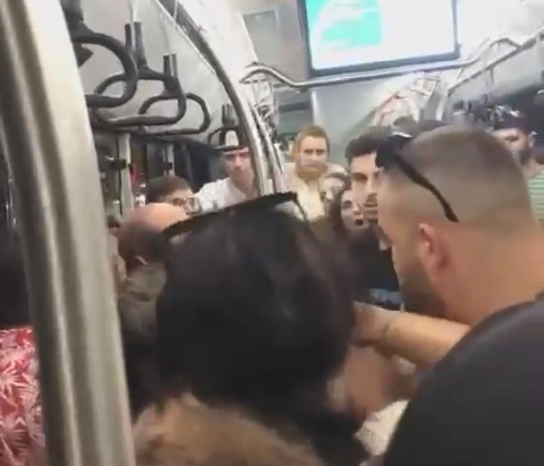 Otobüste tekme tokat birbirlerine girdiler